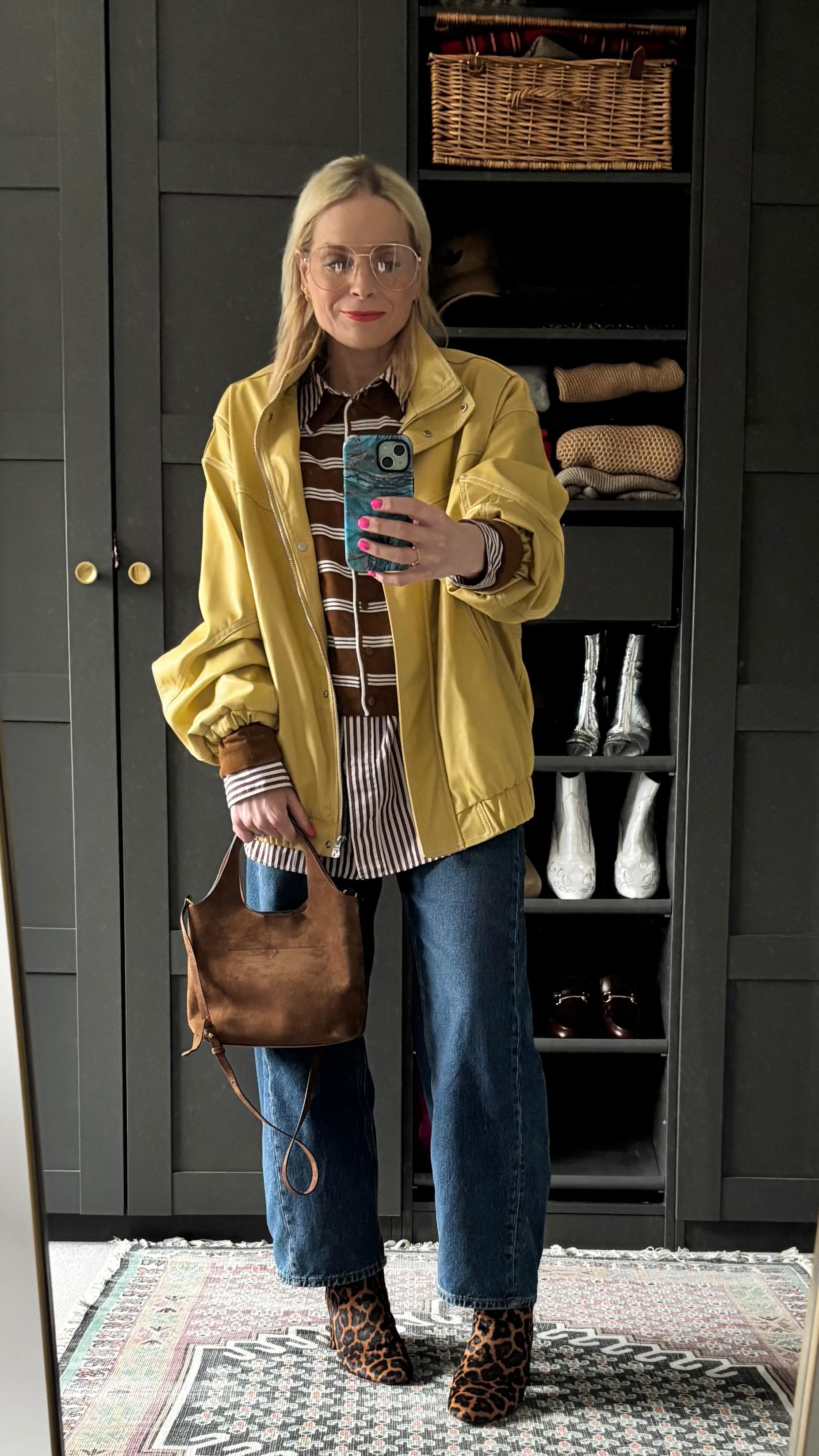 Stripy outfit for Spring- mix up both vertical and horizontal. I’ve worn a stripe shirt with a thin knit cardigan, an oversized faux leather bomber (but works with any jacket). Added a pop of leopard print for interest. What do you think?
(Only current item is knitted cardigan @mango )
Style - personal style - personal stylist - women’s style - styling - style inspo - personal styling - casual outfits - everyday outfits - fashion
#personalstyle #personalstylist #ootd #wiwt #Spring