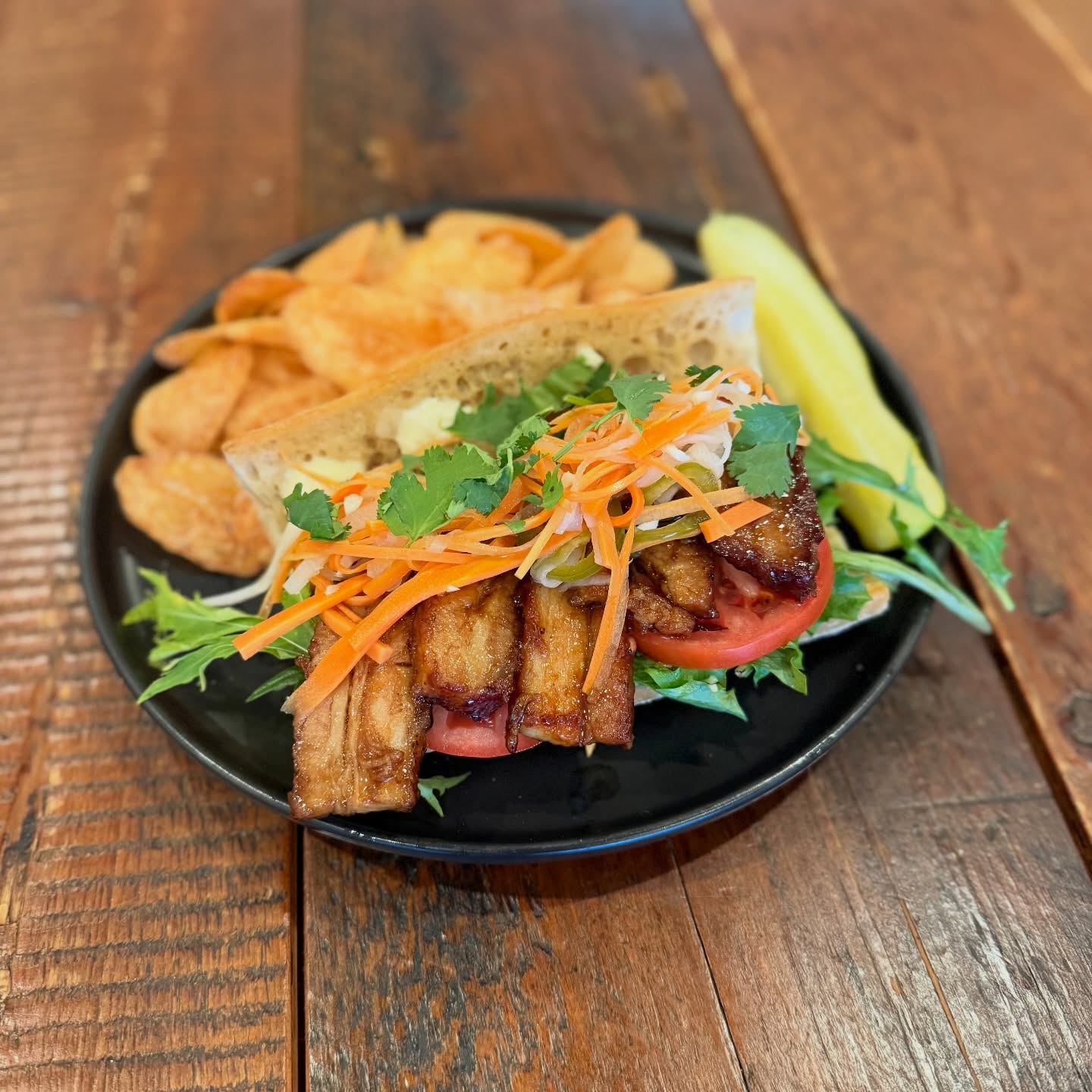 Pork belly Bahn Mi w/ pickled veggies, lettuce, tomato, cilantro & garlic aioli! ๐คค๐๐ป
@zuppascafeandcatering #bahnmi #humpday #supportlocal