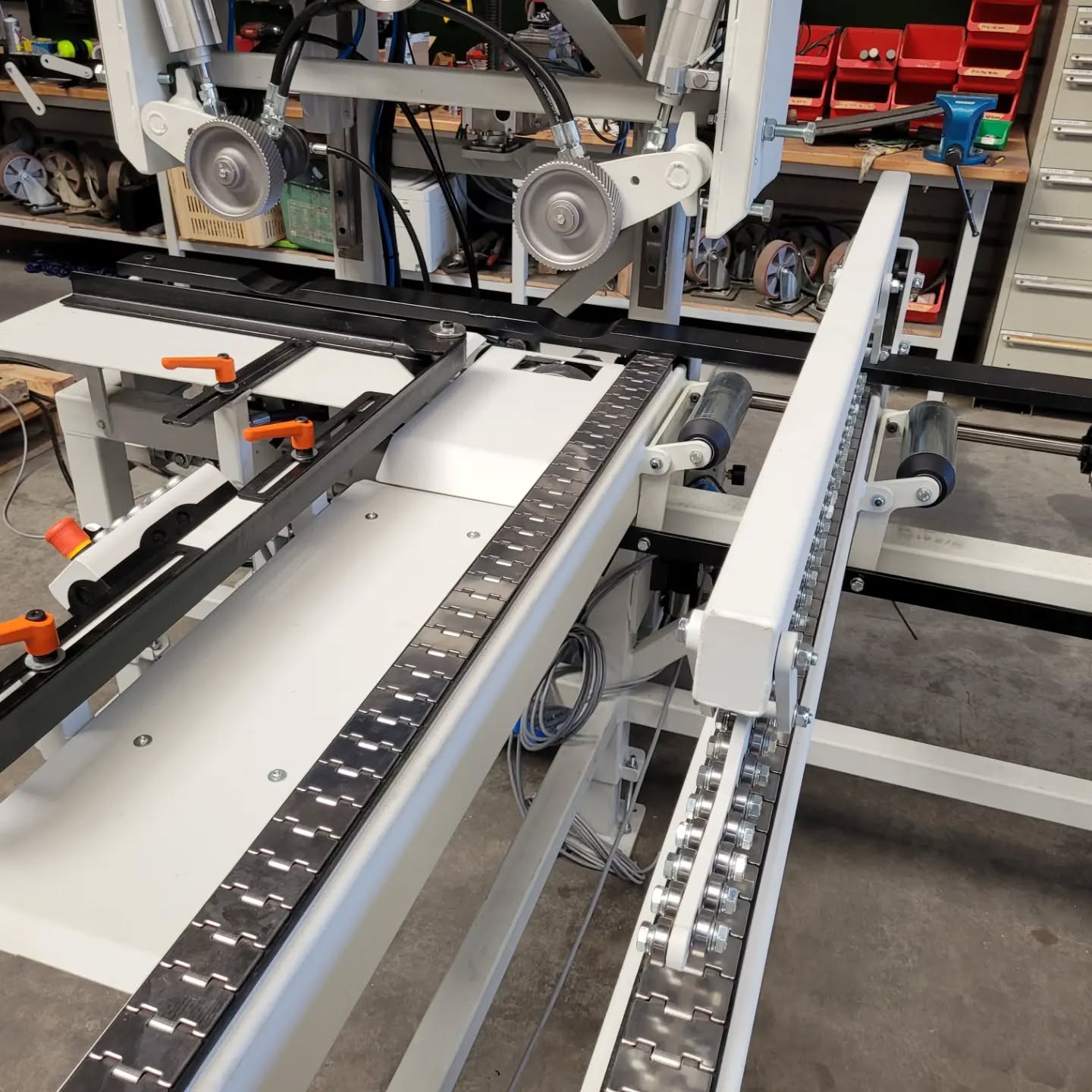 Deze inschieter verhuist binnenkort naar de klant. Voorzien van elektrische hoogte en breedteverstelling en vele andere opties, zoals rvs kettingen en aanpasbare breedte. Zelf de kleur van de afschermkap is maatwerk om bij de schaafmachine te passen. Passie voor machines? Solliciteer nu. 0474 666 499
This infeed mechanisation moves to our client in a few days. Equipped with electrical heigth and width control and lots of other options. Even with stainless chains and adjustable length. Even the color is tailor made to blend in with the famous #weinig machine.
#holzbearbeitungsmaschinen #mouldingmachine #woodautomation #machinebouw #machinery #madeinbelgium