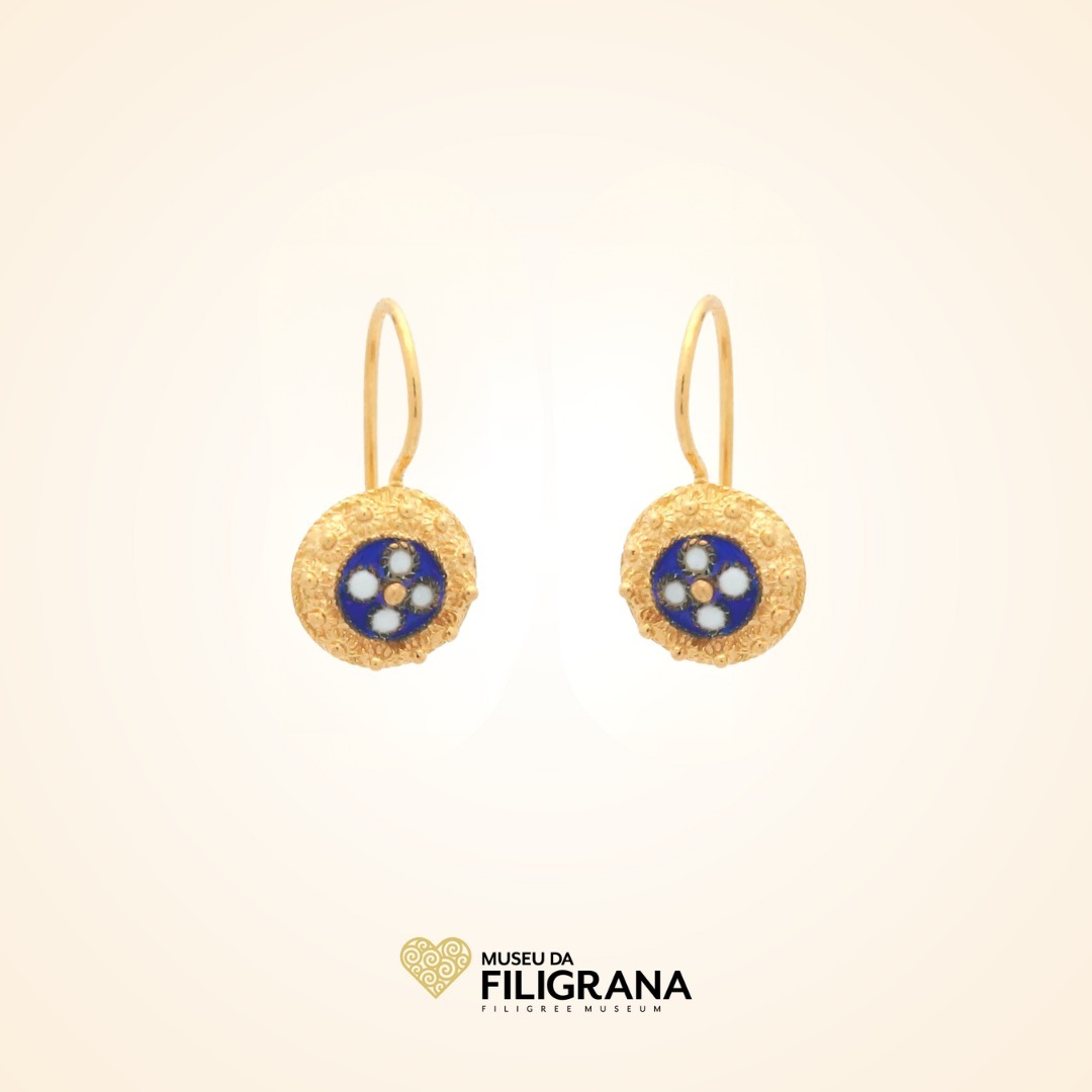Anselmo 1910 apresenta na loja do Museu da Filigran aos brincos "caramujo" em prata dourada e prata.
Presenting at The Filigree Museum Store the gold plated silver and silver "caramujo" earrings.
#brincos #pratadourada #prata #filigrana #joalharia #manual #earrings #goldplatedsilver #silver #sterlingsilver #jewelry #jewellery #handmade #filigree #portugal