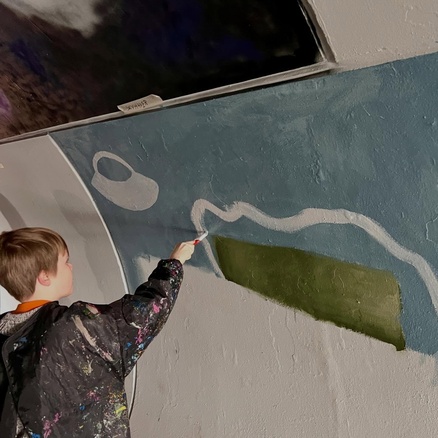 Tunnelen under Horsensvej ved Vejle Friskole udsmykkes. Alle de 210 børn på friskolen maler med Kunstkompas de næste 14 dage. Tak til #flügger #schullerehklar #vejlekommune - vi kan ikke gøre det uden jer 🙏🥰#kunstkompas #tunnel streetarteverywhere