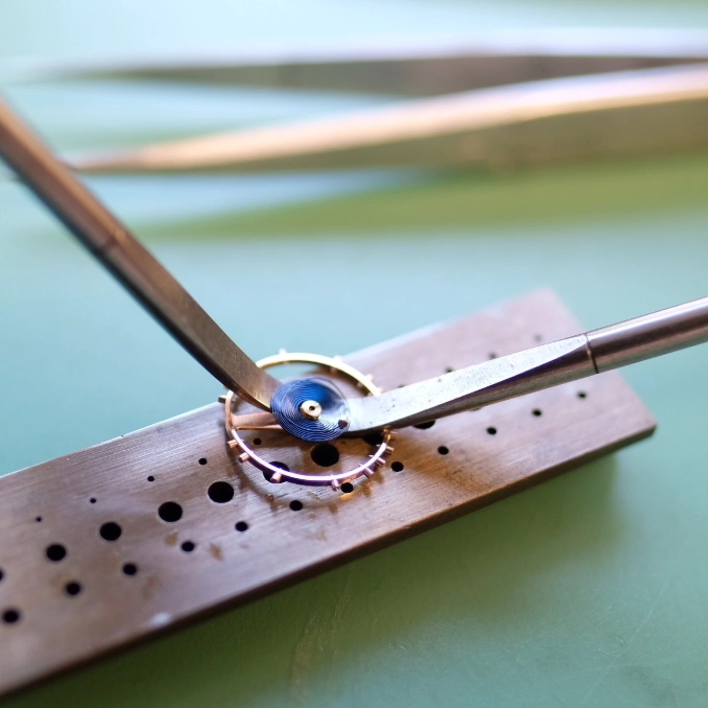 Att byta balansaxel är en operation med flera steg. Axeln är känslig för slitage och stöttar eftersom balanshjulet är stort och svänger snabbt därför måste den ibland bytas. Axeln har en tapp med en diameter strax under 0,1 mm och hela axeln är omkring 3 mm lång. Här kan du se dom olika stegen som ingår i bytet.
#klocka #urmakeri #watch #watchrepairer #tidlösaur #tidlös #ulvakvarn #uppsala #mittuppsala #omega #omega265 #balancestaff staff