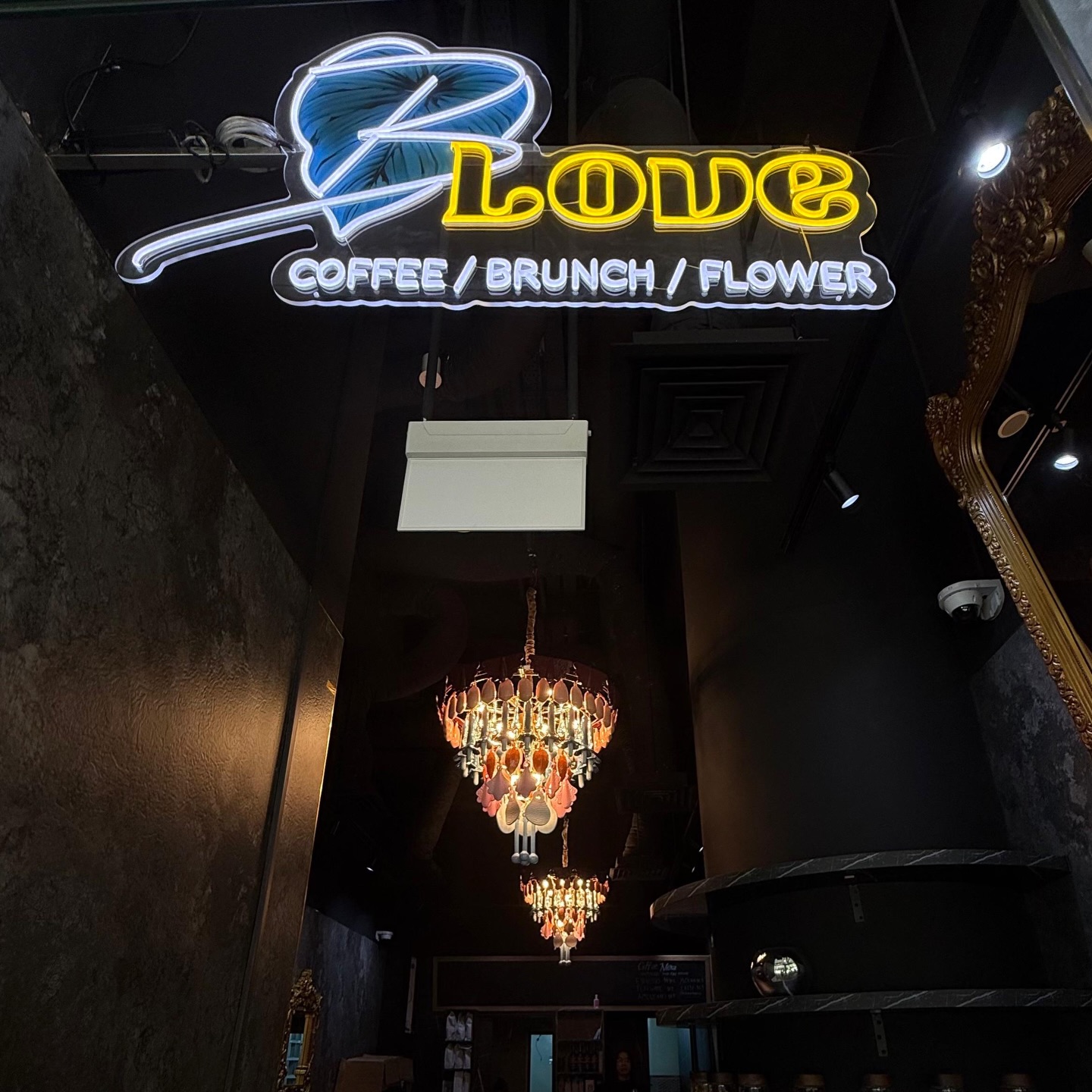 NEW CAFE BRUNCH ALERT! @blove.cafe
When the sign glows like this… you know it’s premium ✨
Coffee / Brunch / Flowers
Custom LED neon sign made to stand out.
Zoom in 🔍
The details say everything!