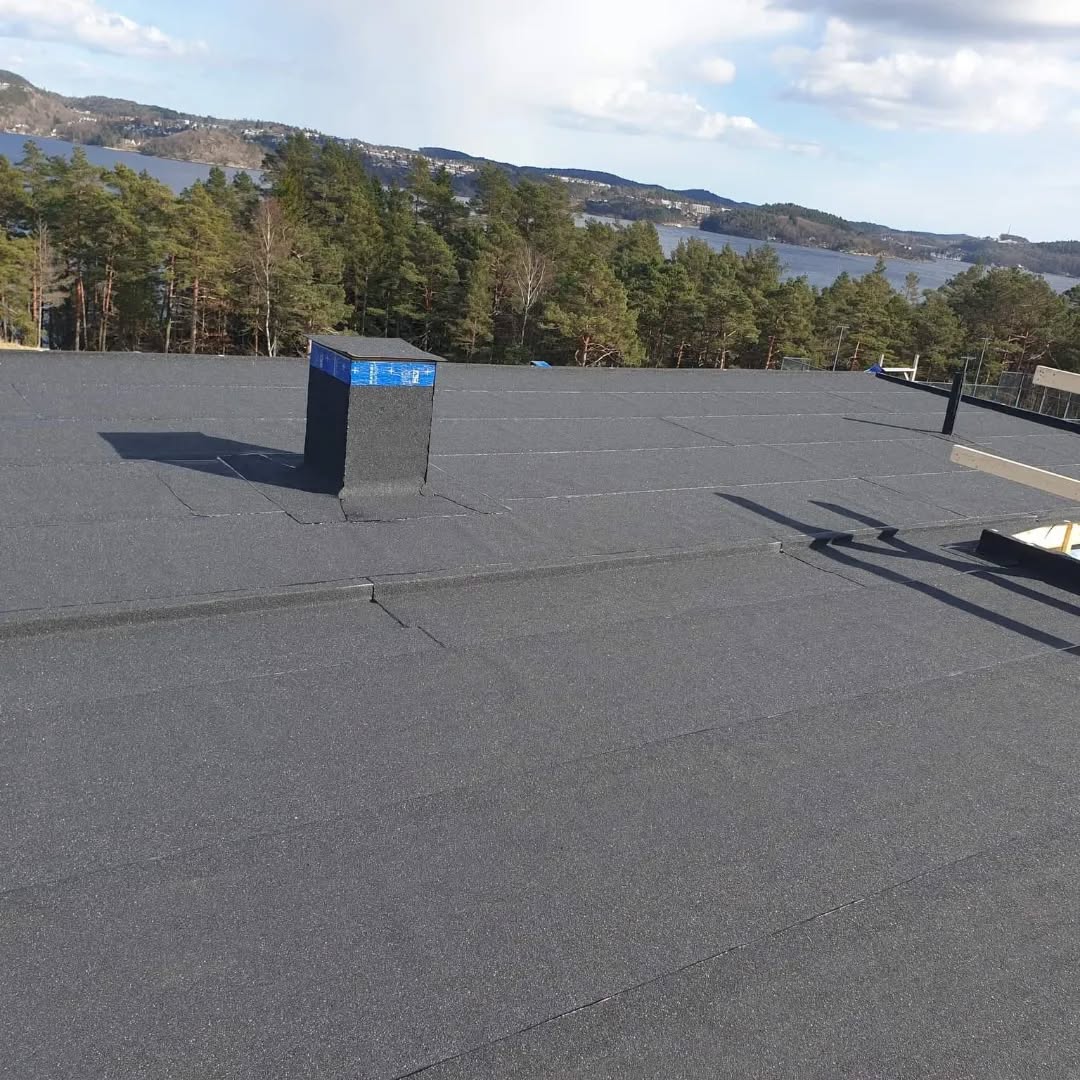 Vi er i gang med omtekking på sykehuset. Nye boliger, terrasser, garasjer, trafoer og membraner på veiprosjekter 💪 Og mye mer 😎