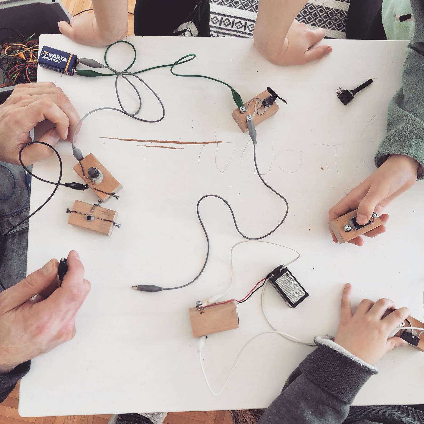 Jedem Tierchen sein Pläsierchen
Da halte ich meinem Mann Vorträge darüber, wie wichtig es ist, dass auch er mit den Kindern in die Bibliothek geht, im Stil von: Lesen ist auch männlich. Aber mir käme es nie in den Sinn, mit den Kindern einen Stromkreislauf zu „bauen“.
Manchmal übersehe ich vor lauter wir-sollten-den-Kindern-in allem-die-Männchen-und-Weibchen-Variante-vorleben, dass es auch einfach interessenorientiert sein darf. Zum Beispiel macht mein Mann die schöneren Zöpfe. Zum Essen und als Frisur bei den Mädchen, versteht sich. Ich verlier da in beiden Fällen ganz schnell die Geduld. Ich hantiere dafür ab und zu mit dem Akkuschrauber rum, weil ich es noch cool finde. Bis zu einem bestimmten Grad jedenfalls 😄. Die Wäsche ist ganz klar mein Ding, weil es von den ganzen Haushaltsdingen das ist, was ich am liebsten mache (und weil man so schön auf unbestimmte Zeit in die Waschküche verschwinden kann 🤭). Dafür kocht er oft am Wochenende durch, weil er es lieber macht als ich. Steuererklärung und Vorsorge sind mein Wirkungsbereich (letztes Übrigbleibsel aus meiner Zeit im Treuhand). Da fühl ich mich jedesmal wieder ein bisschen kaufmännisch. Pardauz, kauffrauisch. Technisches wiederum ist ganz klar seins, da kann ich noch so sehr Interesse vorheucheln 🤪.
Ich glaube, es ist ganz gut so, wie es ist und ich kann betreffend Bibliotheksbesuchen mehrere Gänge runterschalten.
Vielleicht sollte ich beim nächsten Mal zuerst so eine Aufstellung machen, bevor ich meinen Mann herumstresse 😁.
.
.
.
.
.
.
.
.
#geschlechterrollen #elternsein #vorleben #kindererziehung #mama #family #familylife #familienleben #wireltern #lebenmitkind #mamavondrei #momof3 #elternalltag #mamialltag #parenting #parentingstyle #elternleben #maman #mamansuisse #elternschaft #parents #mami #erziehungstipps #erziehungskunst