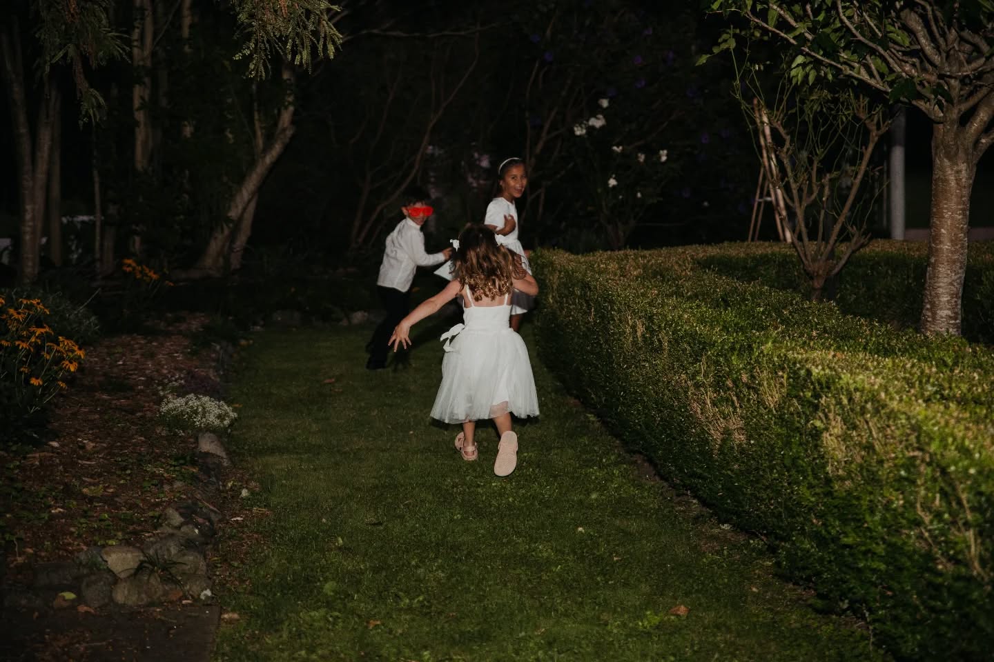 I wish to have as much energy by the end of the wedding day as these kids playing tag in the dark ππ€
Venue: @anamcaragardensweddings