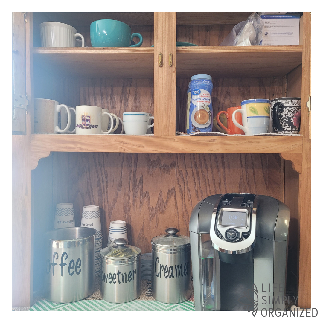 Your morning routine just got an upgrade ☕✨
This coffee station went from cluttered to curated with neatly organized mugs and beautifully labeled jars for all the favorites — sugar, pods, syrups, and sweet add-ons.
Because when everything has a home, your mornings feel smoother, calmer… and a little more luxurious. 🤎
Small space. Big impact.
The magic is in the details:
✔️ Mugs grouped and stacked intentionally
✔️ Clear, labeled jars for easy grab-and-go
✔️ Add-ons contained (no more half-open bags!)
✔️ Only the favorites on display
#CoffeeStation #HomeOrganization #OrganizedKitchen #MorningRoutine #DeclutterYourSpace #FunctionalDecor #KitchenOrganization #SimpleSystems #OrganizedHome #LifeSimplyOrganized