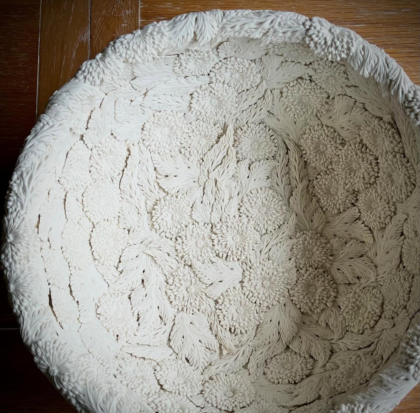 A Large Chrysanthemum and Leaves Bowl, one of the pieces currently shown at @adrian_sassoon_gallery stand 250. Many thanks to all the team.
@tefaf
TEFAF MAASTRICHT 2026
14 - 19 MARCH
PUBLIC SHOW DAYS
Sunday 15 March: 11am-7pm
Monday 16 March: 11am-7pm
Tuesday 17 March: 11am-7pm
Wednesday 18 March: 11am-7pm
Thursday 19 March: 11am-7pm
ADDRESS
Adrian Sassoon, Stand 250
MECC, Forum 100, 6229 GV Maastricht, The Netherlands
Stand Telephone: +44 (0) 7825 611 888
#porcelain #hitomihosono #adriansassoongallery #tefaf#chrysanthemums
On this post :
A LARGE CHRYSANTHEMUM AND LEAVES BOWL, 2025
Moulded, carved and hand-built porcelain with an interior of dancing sprigs
H.13.5 Dia.33.7 cm
H.5 3/8 Dia.13 1/4 in