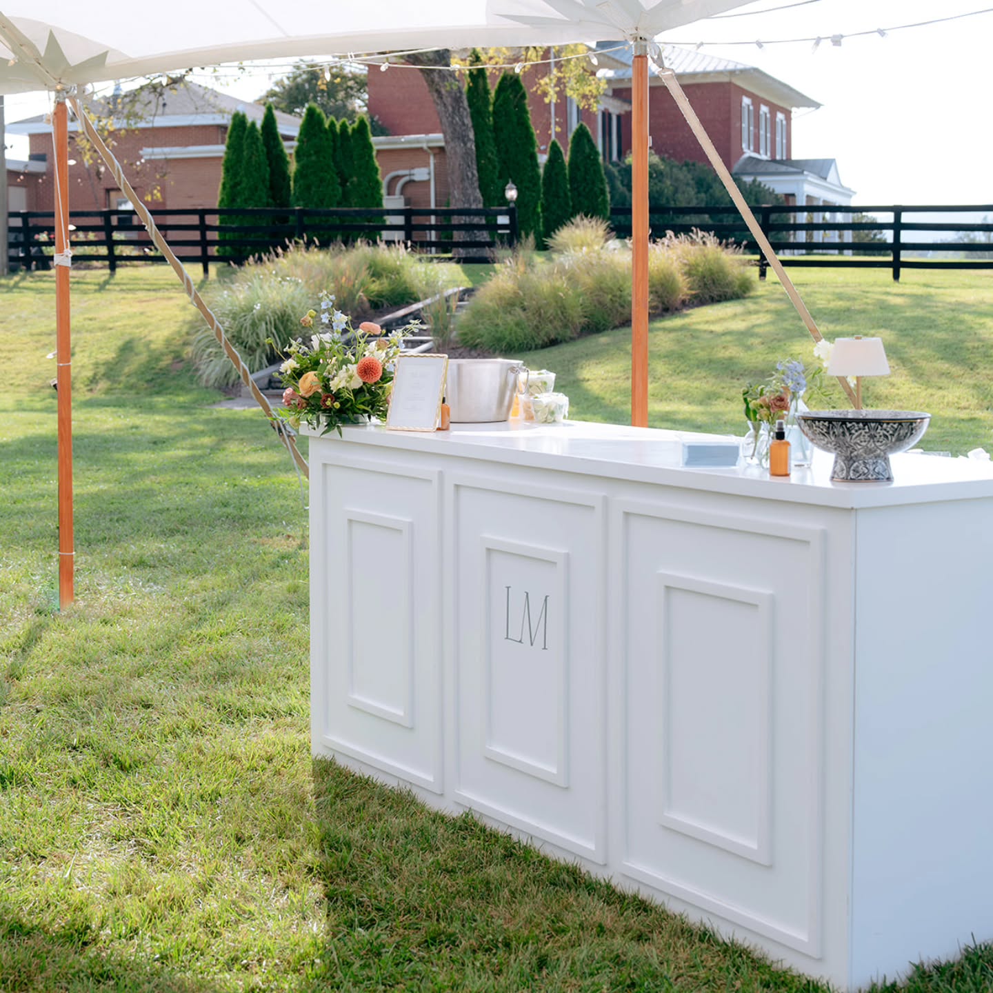 Did you know we can customize your bar? Even a simple little monogram makes it feel yours!
Photo: @verdandiphoto
Venue: @marriott_ranch
