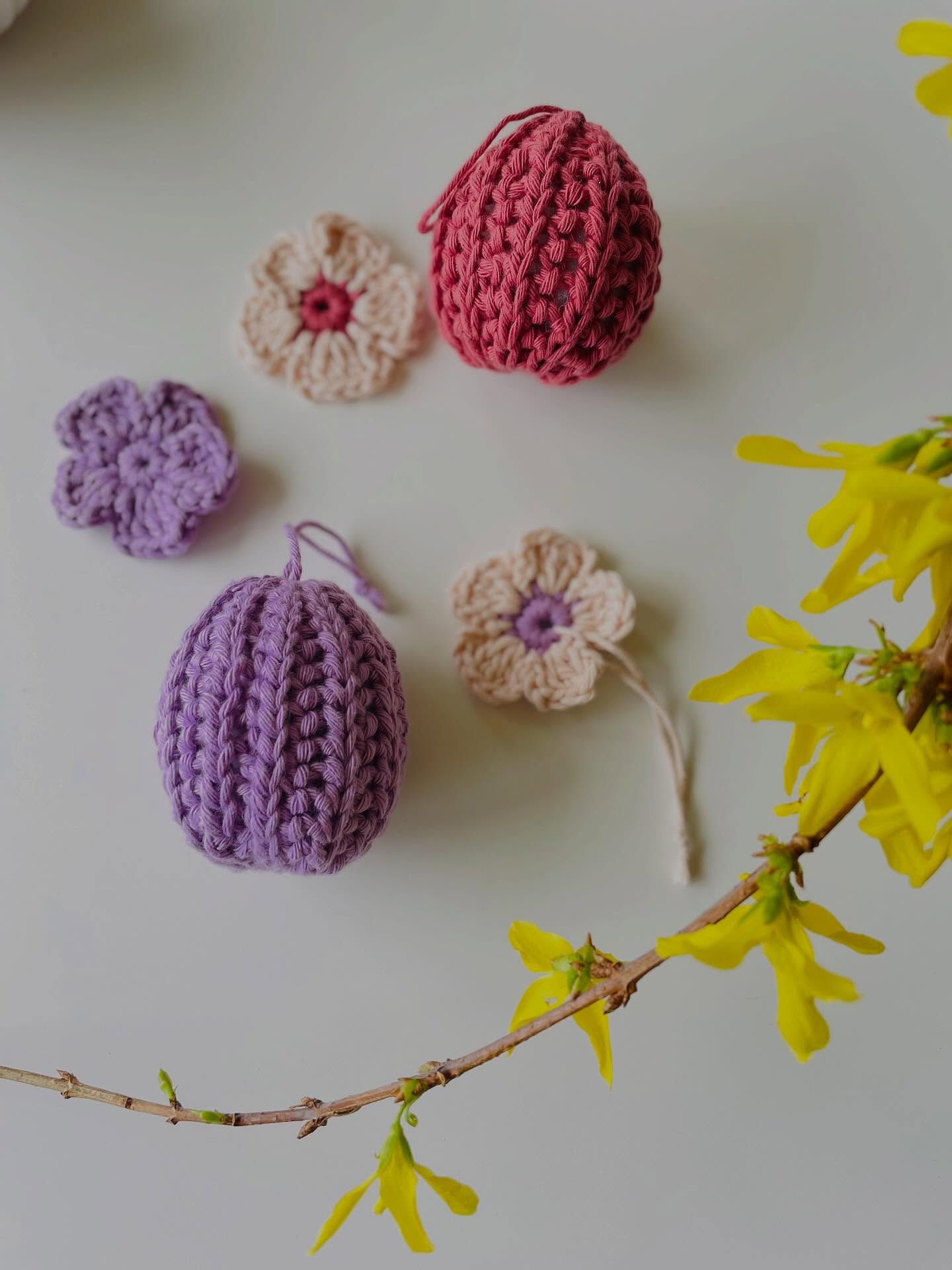 Ihr Lieben, die OsterHäkelei kann beginnen 🐣🌸🥰. Denn die Videoanleitung zu dem Osterei und der Häkelblume ist nun auf YouTube verfügbar.
Ich wünsche euch viel Freude beim nachhäkeln und beim dekorieren 🧶💐🌼. Und ich freue mich über Fotos von eurer gehäkelten Osterdeko 😀.
#osterdeko #osterdekohäkeln #häkeln #maschenherz #diyosterdeko #anleitunghäkeln #häkelanleitungen