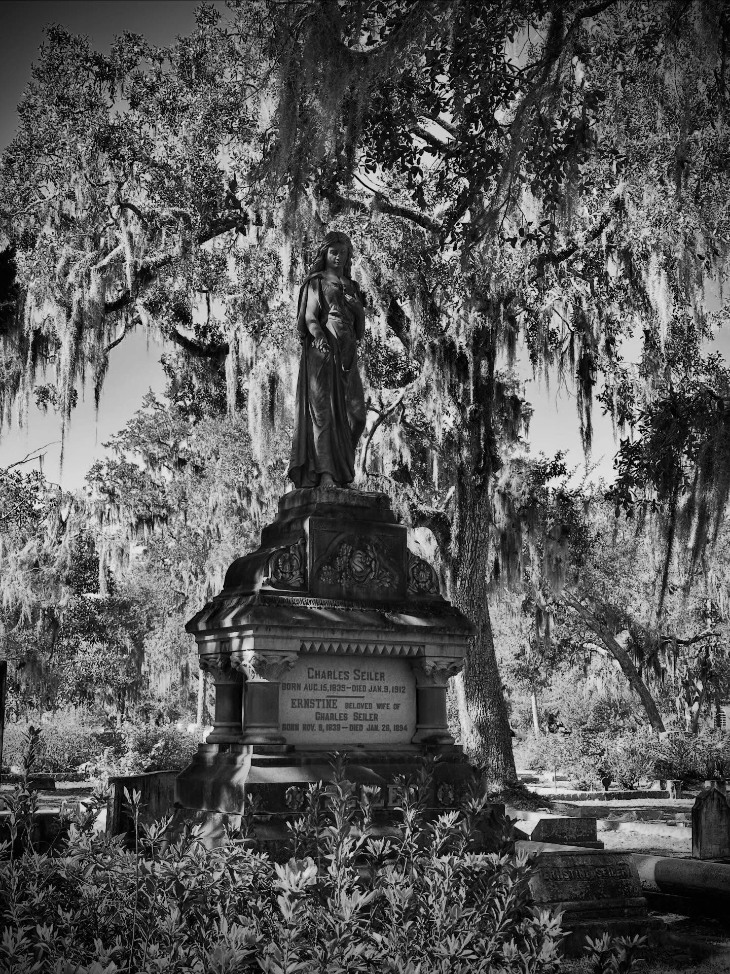 Remembering the ones we love #bonaventurecemetery #memorials #forthosewelove #cemeteryphotography