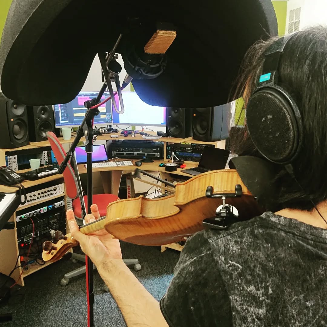 I've got the fantastic Kartik - @indotranceltic30 in playing violin for an Indian Loungehop project.