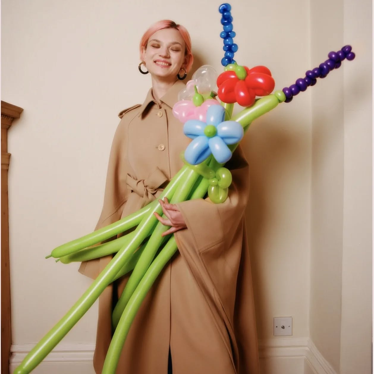 Daisies, roses, swords and a handbag made out of balloons 🌹🎈
.
It was great to be involved with these fashion shoots created by stylist Yasmina Kurunis for Metz and Racine and Numero Tokyo magazine
.
Gorgeous balloon creations by Ioana on behalf of Artycat Faces
.
#balloons #balloonmodelling #fashionshoot #yasminakurunis #fashionshoot #balloonart #balloonartist #models #londonlife #london
