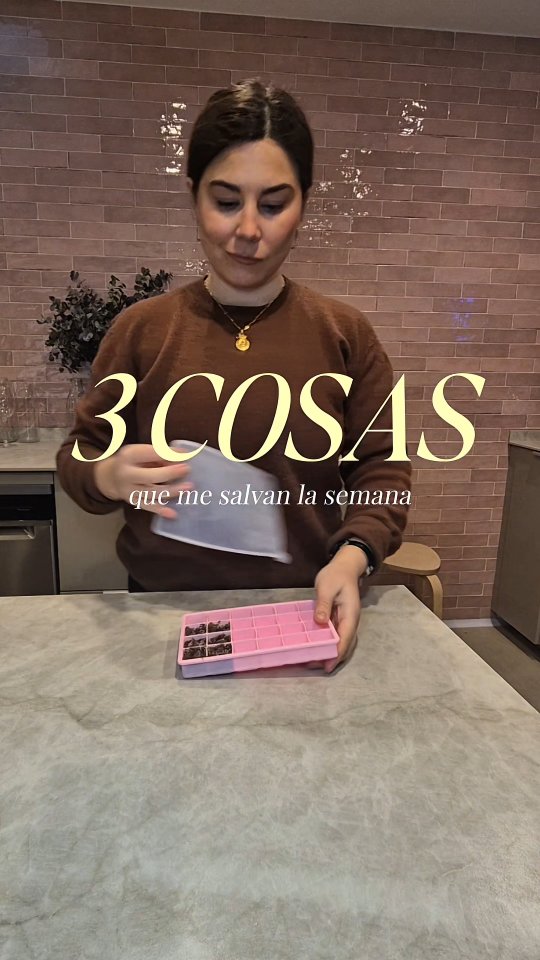 Si cocinar entre semana te da pereza, muchas veces no es falta de ganas.
Es falta de organización.
A mí lo que más me ha cambiado la forma de comer ha sido dedicar una hora a organizar el congelador.
En esa hora hago tres cosas muy simples:
🧅 Sofritos o cebolla pochada en cantidad.
Cuando la hago, hago bastante y la congelo en cubitos.
Me dura fácilmente 20 días o más y me salva muchísimas comidas.
🥦 Verduras ya cortadas.
En tiras, en dados o listas para saltear.
Así no tengo que empezar a cocinar desde cero cada día.
🥩 Proteína ya preparada.
Filetes, tiras o carne picada, ya porcionada.
Y algunas incluso las dejo especiadas o marinadas para que cocinar sea todavía más rápido.
🧊 Las cremas de verduras también las preparo así:
Primero horneo las verduras para concentrar el sabor, después las trituro con caldo y las congelo en cubitos.
Durante la semana cocinar es mucho más fácil:
Sacas verduras → salteas
Añades proteína → mezclas
Lo acompañas con algún hidrato
Y en pocos minutos tienes un plato completo.
No se trata de cocinar más.
Se trata de organizarte un poco antes.
👉 Te dejo todo el sistema explicado aquí para que puedas hacerlo tú también.
Guárdate este vídeo para cuando quieras empezar.
#OrganizaciónCocina
#CocinarEntreSemana
#BatchCooking