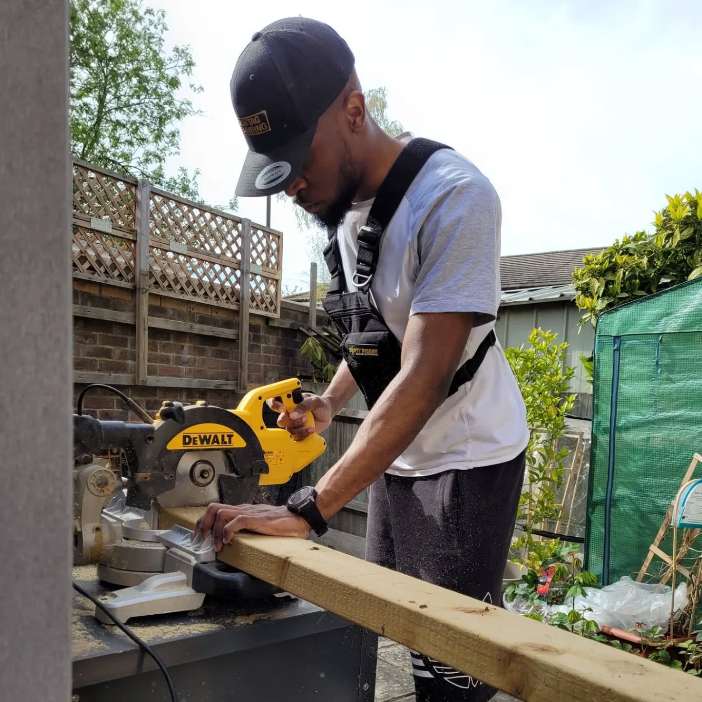 2meter long rose plant Box🌹💐!! I really do enjoy a bit of carpentry when i get the time🪚🪵🔨 And yesss that is my old van racking 😆😅, gave it a new home😊🙌🏾