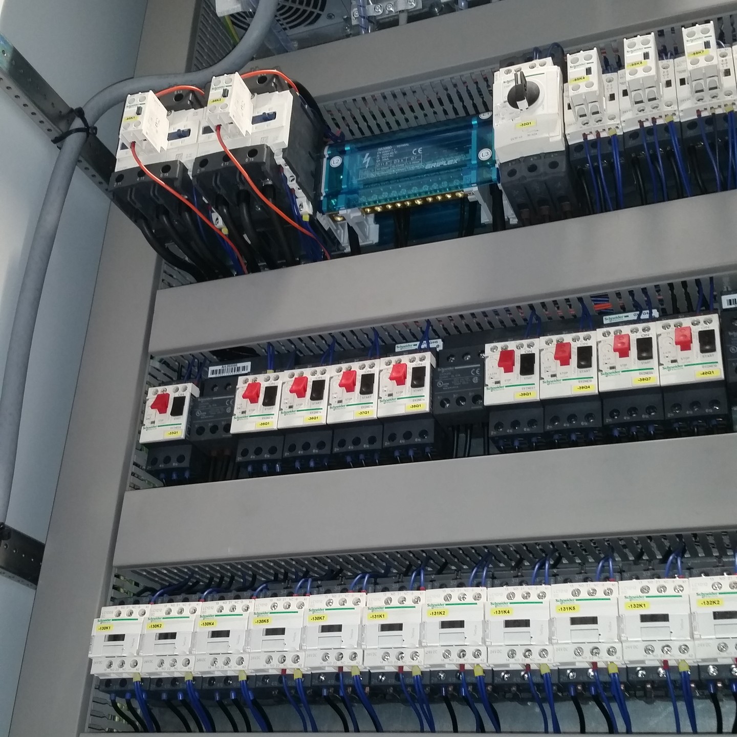 Wist je dat we al onze schakelkasten zelf bouwen ? Ben je op zoek naar een uitdagende job waar je veel nieuwe zaken kan leren en uitproberen ? Solliciteer dan nu. Werken in een KMO met veel flexibiliteit en een goede sfeer en dicht bij huis !