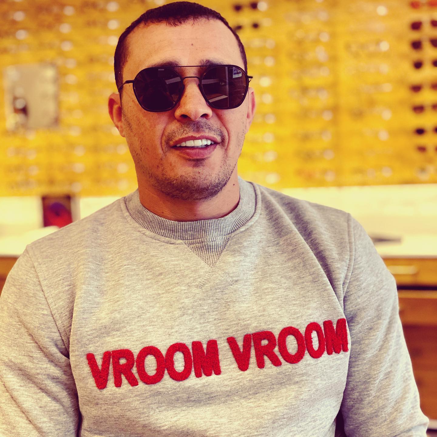 Double coup foudre à l’image de @brahimasloum qui a craqué à la fois sur une solaire de la collection @brett_eyewear mais aussi sur les sweats @vroomvroom_insta ! Une collab à venir entre ces 2 créateurs ? ! Soyez patient 😉 #levallois #levalloisperret #opticiencreateurlevallois #sunglasses