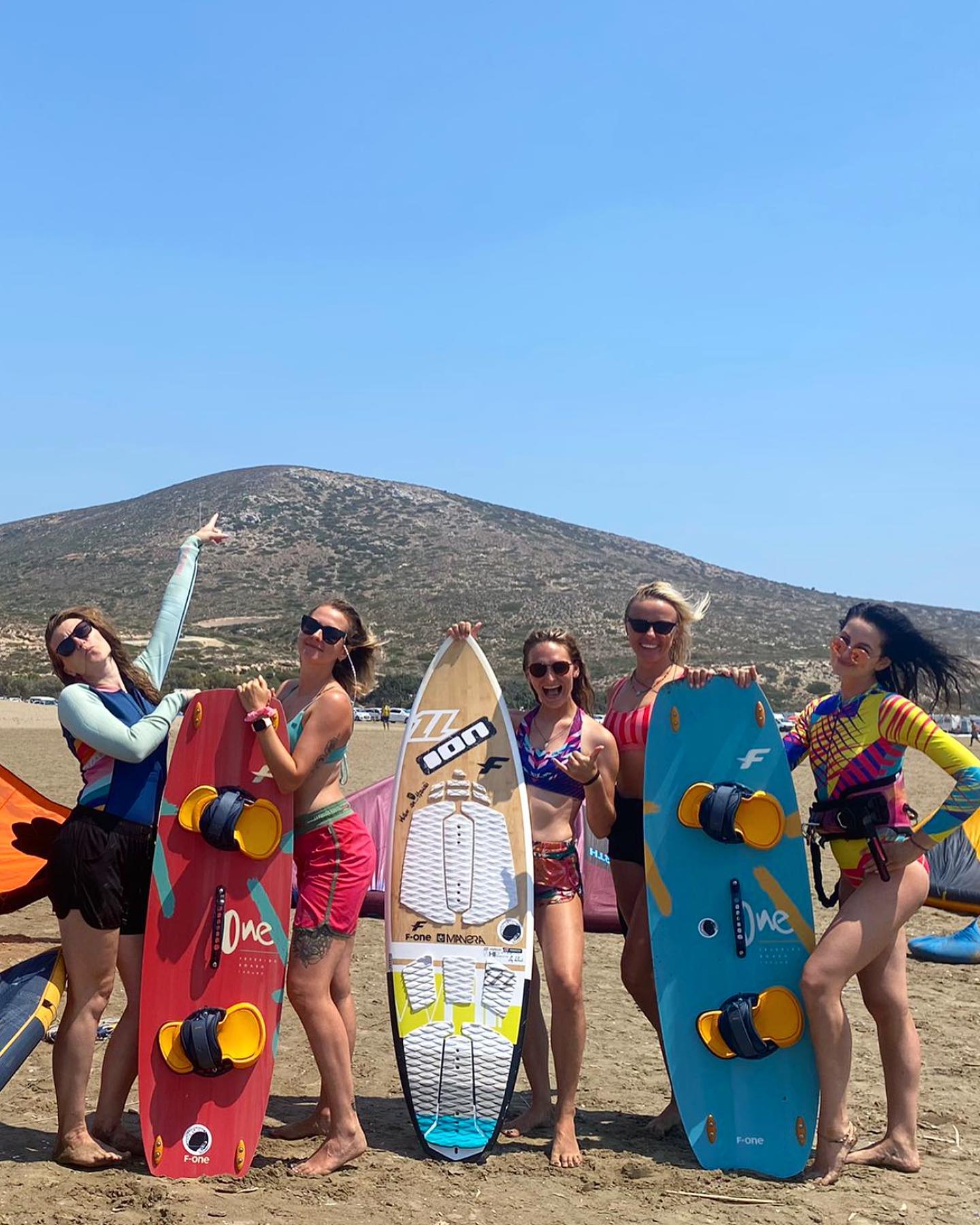 Kolejne ekipy pojawiają się na spocie, które czynią ogromne postępy🤙🏻
Wszystkie dni wyglądają podobnie:
-Śniadanie
-Kite
-Kite
-Kite
-Kolacja u Luisa
-Spać.
Wiatr hula 🌪,a zmęczeni kursanci wyjeżdżają z uśmiechem na japie, czyniąc kitesurfing 🏄♂️ ich ukochanym sportem ❤️.
#moonshinekiteschool
#staysalty
#seayousoon