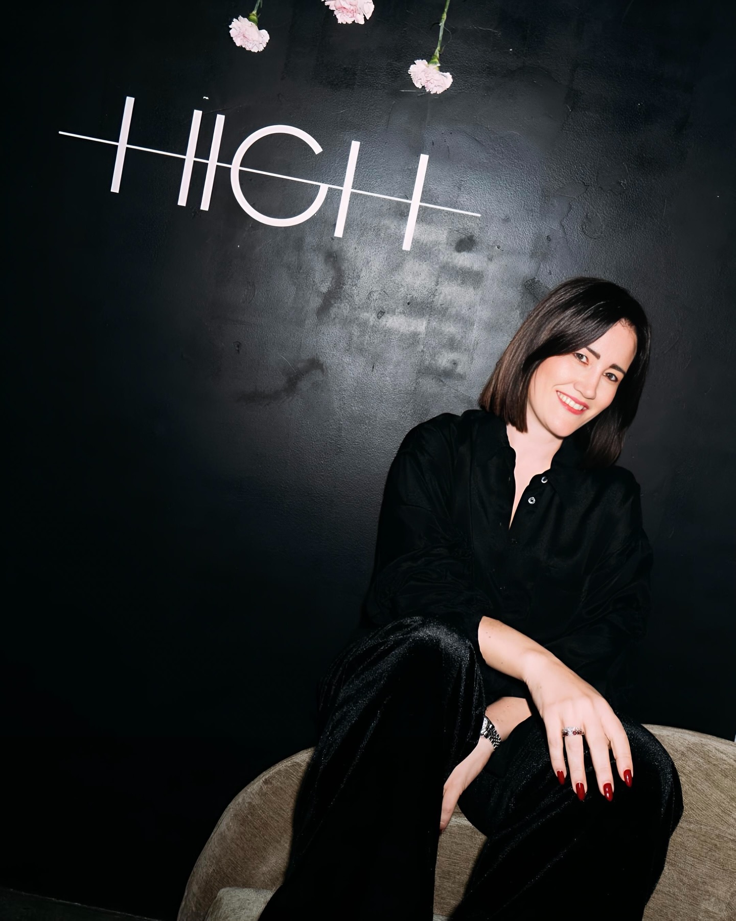 Lo senti subito quando un abito funziona.
Da @clanupstairs a Milano ho scoperto la capsule HIGH Moments di @high_official : materiali preziosi, fit impeccabili e un’eleganza naturale.
Osservare la capsule HIGH Moments durante l’evento da Clan Upstairs ha reso evidente quanto questa collezione sia pensata per i momenti davvero speciali. Mi piace!
È una questione di atmosfera, materiali, costruzione e sensibilità estetica. Una collezione che dimostra come l’eleganza possa essere allo stesso tempo raffinata, naturale e profondamente contemporanea. Sul blog vi racconto tutto!
Tks to @clanupstairs @high_official @bettinafuortes @sarahspaak77
*invited