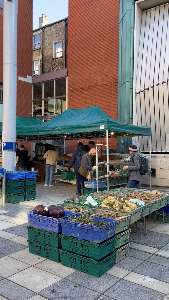 Food & Farmers Market - Spring Edition 🌿
Morning coffee with a pastel de nata on the side, handmade treats 'for later' or a veg haul for the week, it's all here in the heart of the city 💚
📍 Meeting House Square | Every Saturday
#TempleBar #FoodMarket #DublinMarkets #LoveTempleBar