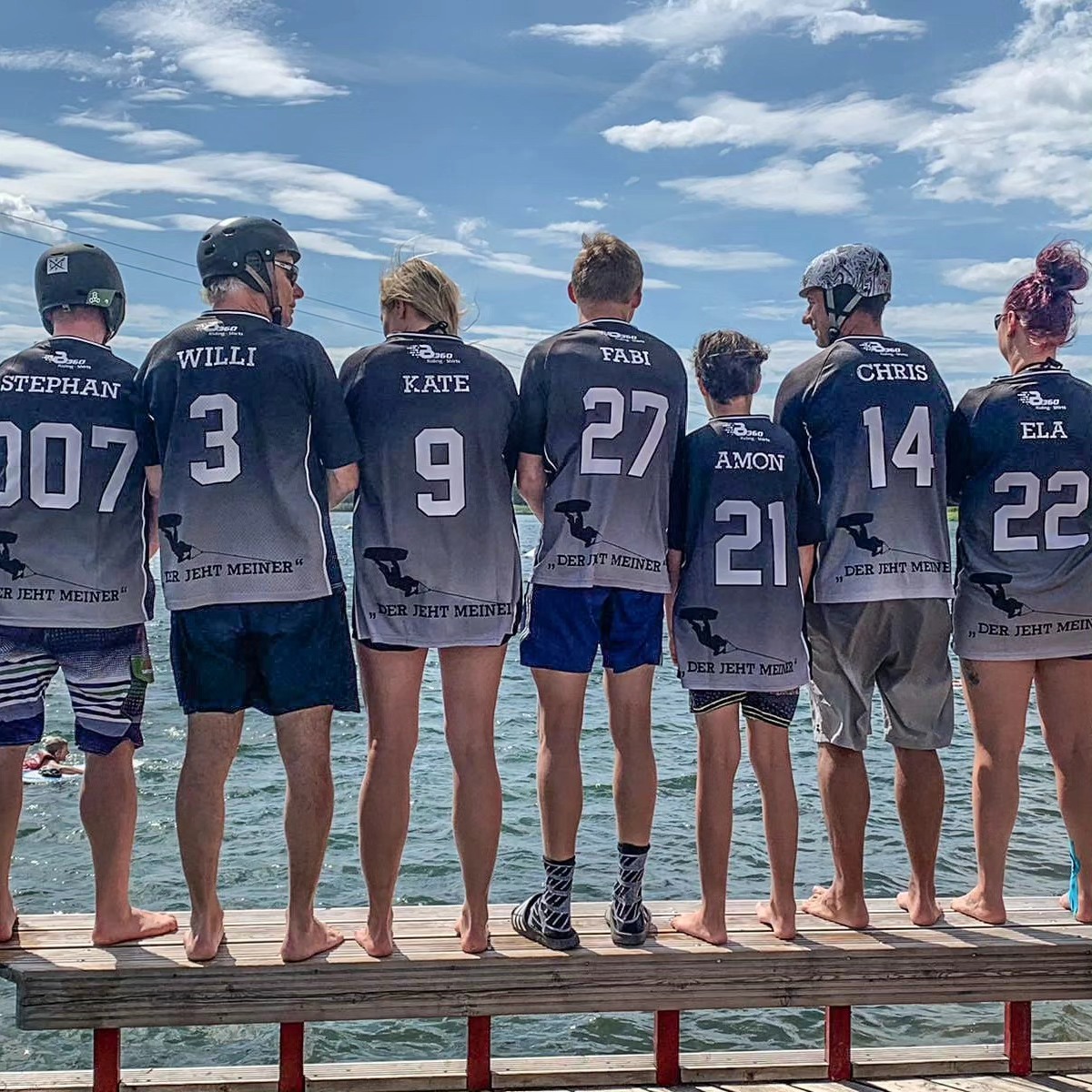 😎 Mega🤩🔥💯
Ihr habt auch einen Wakeboard Buddy oder eine kleine Gruppe? Wie wäre es mit einem quick-dry Ridershirt, mit Namen, Nummer und eurem Logo darauf? Meldet euch mit eurer Idee und wir helfen gerne bei der Umsetzung.
Mehr Infos unter:
🔗 https://www.b360.shop/sonderanfertigung
Als Inspiration dienen vielleicht auch unsere Kundenbilder.
Viel Spaß bei der Durchsicht 😃
🔗 https://www.b360.shop/galerie
#eastsidecable #Ridershirt #sonderanfertigung #bahnmiete #b360ridingshirts