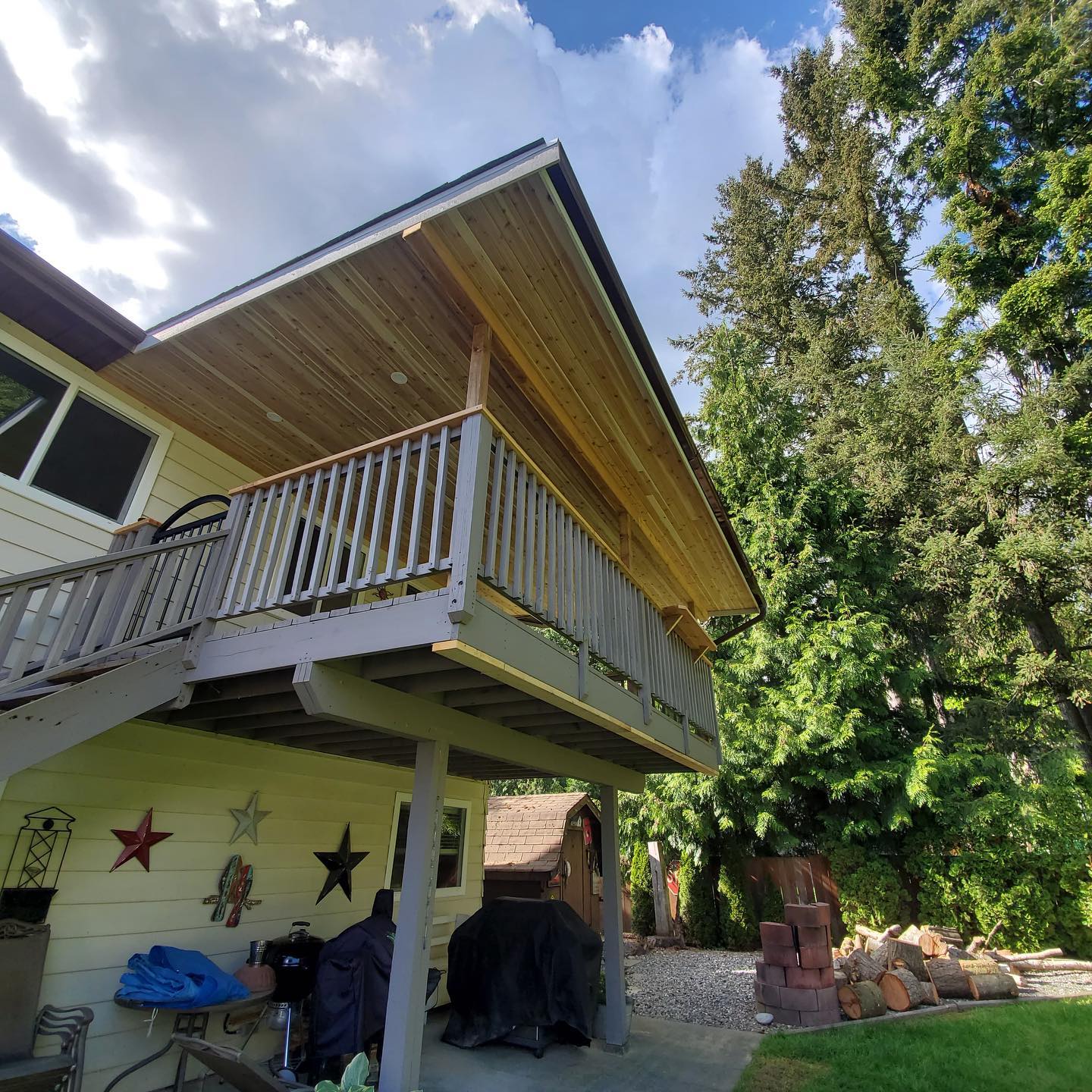 This was such a great project. We built this covering over thais patio to make it waterproof, such a great place to sit and enjoy the outdoors now! ☀️ We framed the structure, tied in the shingles with the roof, replaced gutters, added cedar soffit to give it such a nice look. We also added pot lights that have a dimmer and added a small table for a bar. This turned out so great. 👌
Electrical done by: @vt_electric
Send us a message if you’re needing an outdoor project completed!