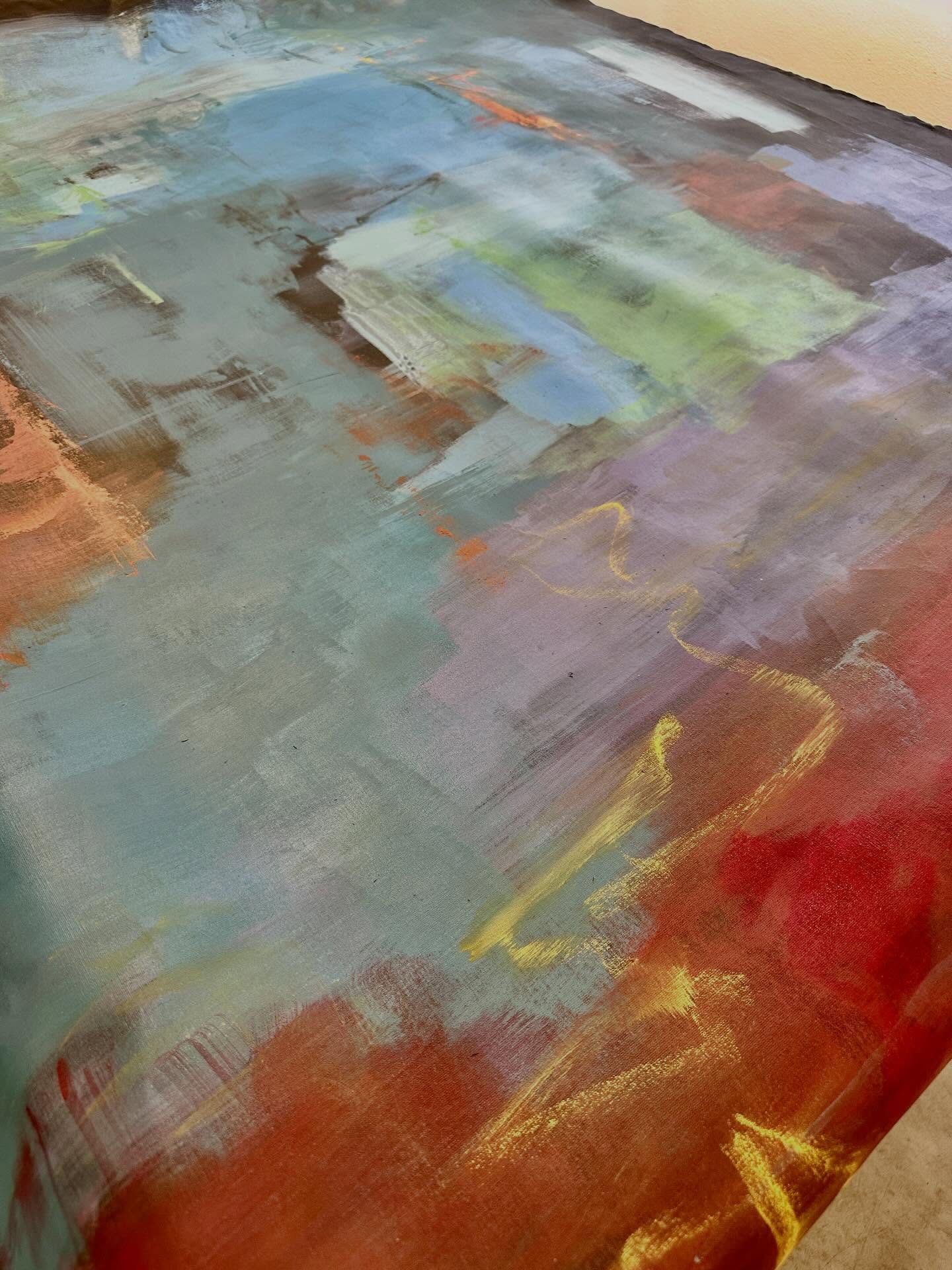 Entre o controle e o acaso, deixo as cores e os gestos decidirem …