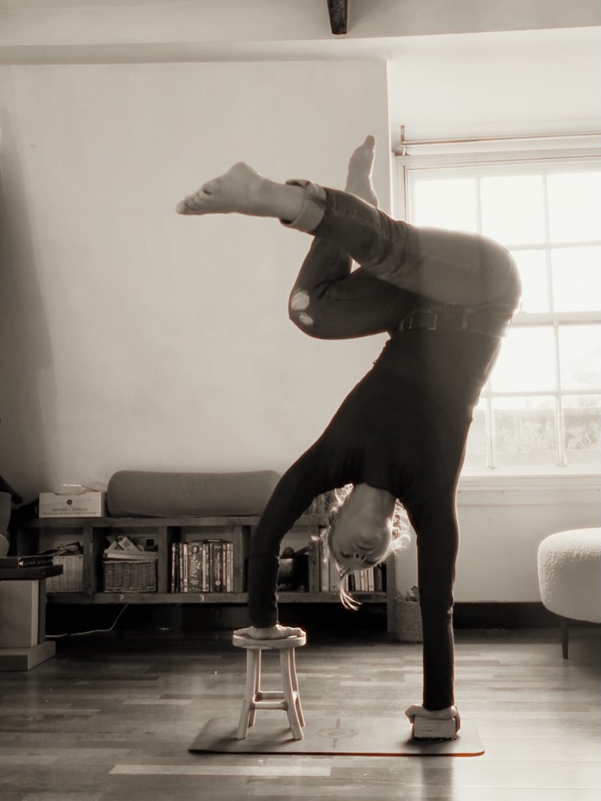 exploring shapes with this little ball. 🟣
Enforcing whole body awareness by adding prop to the lower body. We tend to forget we have feet or legs when practicing handstands.
Making a dusty practice interesting again by adding an external item and or height.
If you’re practicing for joy, and lost it along the way, try adding another layer and you’re bound to be invested again. Level it up if you’re ready, level it down if it’s too much.
Adapt, modify, explore 🌀