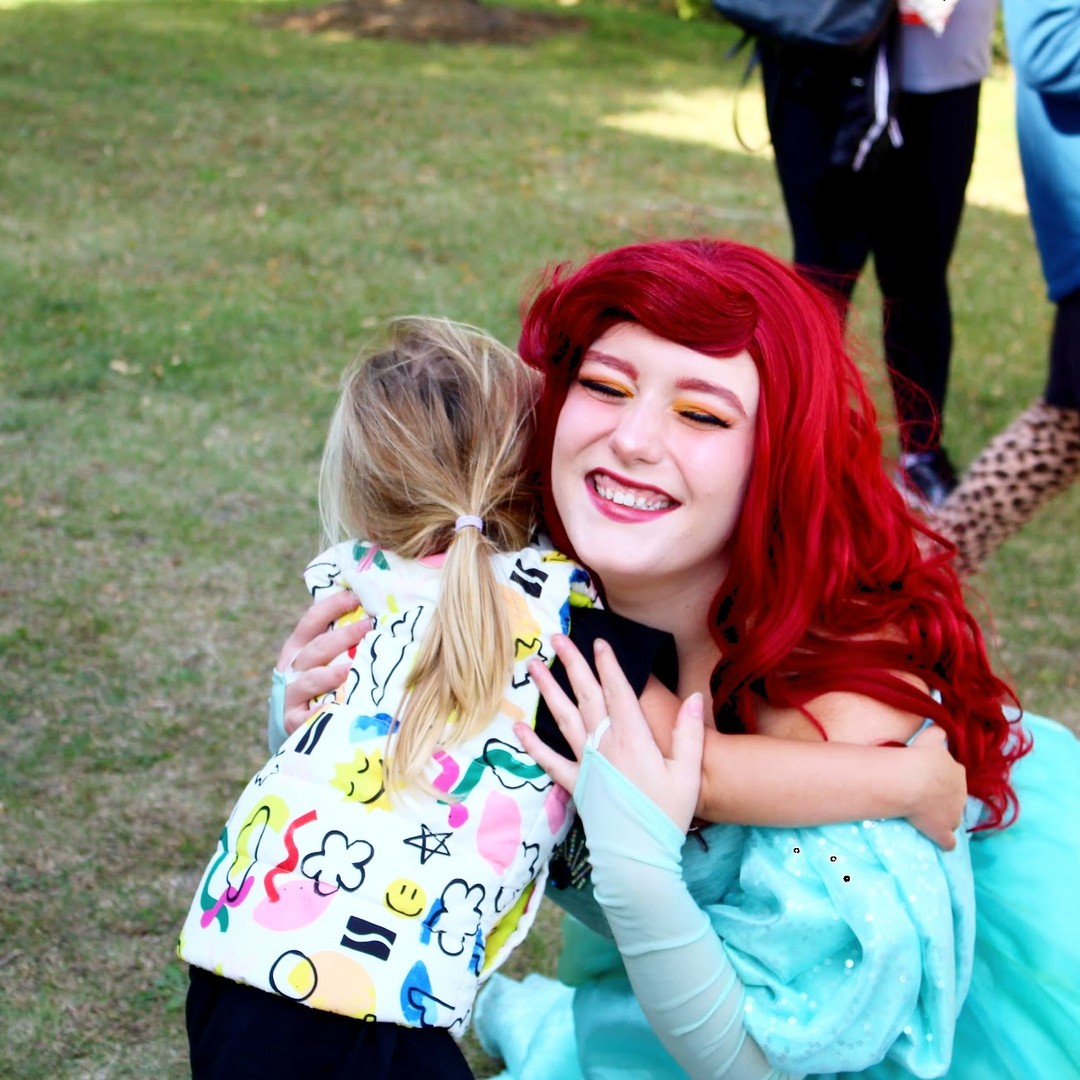 This past weekend, we had two amazing visits! First up our mermaid princess and princess-in-training went to Gilda's Club-Madison for their annual run and walk! They had a splendid time meeting with the participants, even getting to play with bubbles and cornhole!
#amomentofmagic #bravestrongfearless