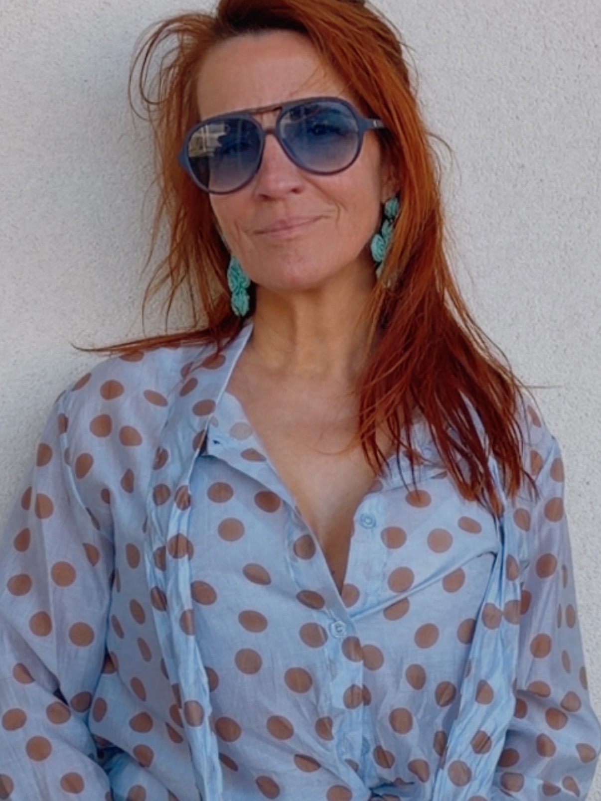 Victime de son succès, la chemise Louise revient en imprimes pois maron. Elle est tout aussi canon 🩷#mademoiselleksigean #blousepolkadot #outfitsoftheday #mode