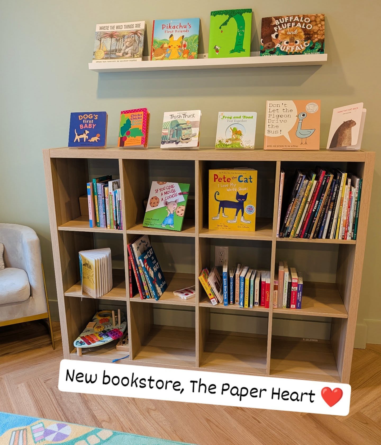 A new indie bookstore @thepaperheartbooks just opened in my area...
...so of course I had to check them out during opening week (and snap a quick pic of their super cute children's section) 👶🏻📚
Pay them a visit if you're in #mocomd ❤️