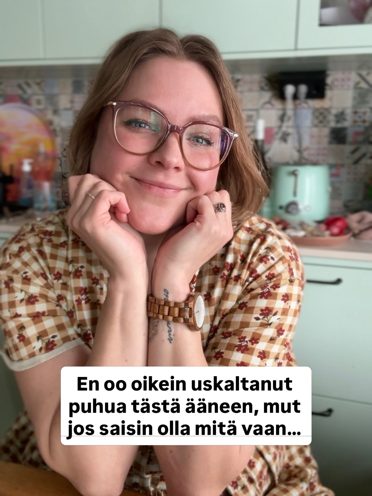 Ihana ajatus, jonka keksin, mutta jota en oo osannut toteuttaa tasapainoisesti: olla osa-aikainen yrittäjä ja osa-aikainen kotiäiti. Napsia molemmista parhaat päältä. 😄❤️
Todellisuudessa oon testaillut monia asioita äidiksi tultua (tilauskakkujen tekoa, leivontakursseja, someyhteistöitä, sisältöjen tekoa asiakkaille yms) ja kokeilun ja erehdyksen kautta aloin karsimaan niitä, jotka itse asiassa vei mut kauemmas unelmaelämäntyylistäni, eli mahdollisuudesta olla paljon lapsen kanssa kotona hänen ollessa vielä pieni. Ja jättämään tehtävälistalle niitä asioita, jotka palvelee tätä tavoitetta.
Välillä on harmittanut kun oon verrannut itseäni muihin. Tuntuu että oon kokeillut paljon, onnistunut uuvuttamaan itseni kaikessa sekamelskassa, kadottamaan välillä suunnan… ja silti koen että vielä jonkunlainen ”läpimurto” on tekemättä. Että tehty työ ja palkkapussi kohtaisi, että olisin tyytyväinen siitä jaosta jonka työ, kotona olo ja palkkapussin koko olisi.
Mulla ei oo vielä jakaa pinoa vinkkejä ja oivalluksia, joilla tän kombon saisi toiminaan. Mutta nyt kevään lähestyessä aloin pohtia tätä taas ja tuli sellainen olo, et haluaisin onnistua.
Mulle onnistuminen näyttäisi esim tätä:
- voisin hakea lapsen usein eskarista aikaisin, eikä loppupäivänä tarvitsisi miettiä töitä
- saisin keskitettyä työajan tehokkaasti työhön & myyntityöhön, ja olo olisi päivän jälkeen tyytyväinen
- voisin lapsen lomilla keskittyä hänen kanssa lomailuun enkä silpputöihin
🪡 Tiedän että tässä auttaisi selkeät rytmit ja rutiinit, mutta ne ei oo ikinä olleet mun vahvuus, vaan oon enemmän fiilispohjalta menijä. 😬
Entä sä? Samaistutko? Onko sulla samanlaisia unelmia ja tavoitteita, tai ehkä haasteita? 💬⬇️☺️
❤️ kotiäitiys, vegaaniperhe, perhe-elämä, yrittäjyys