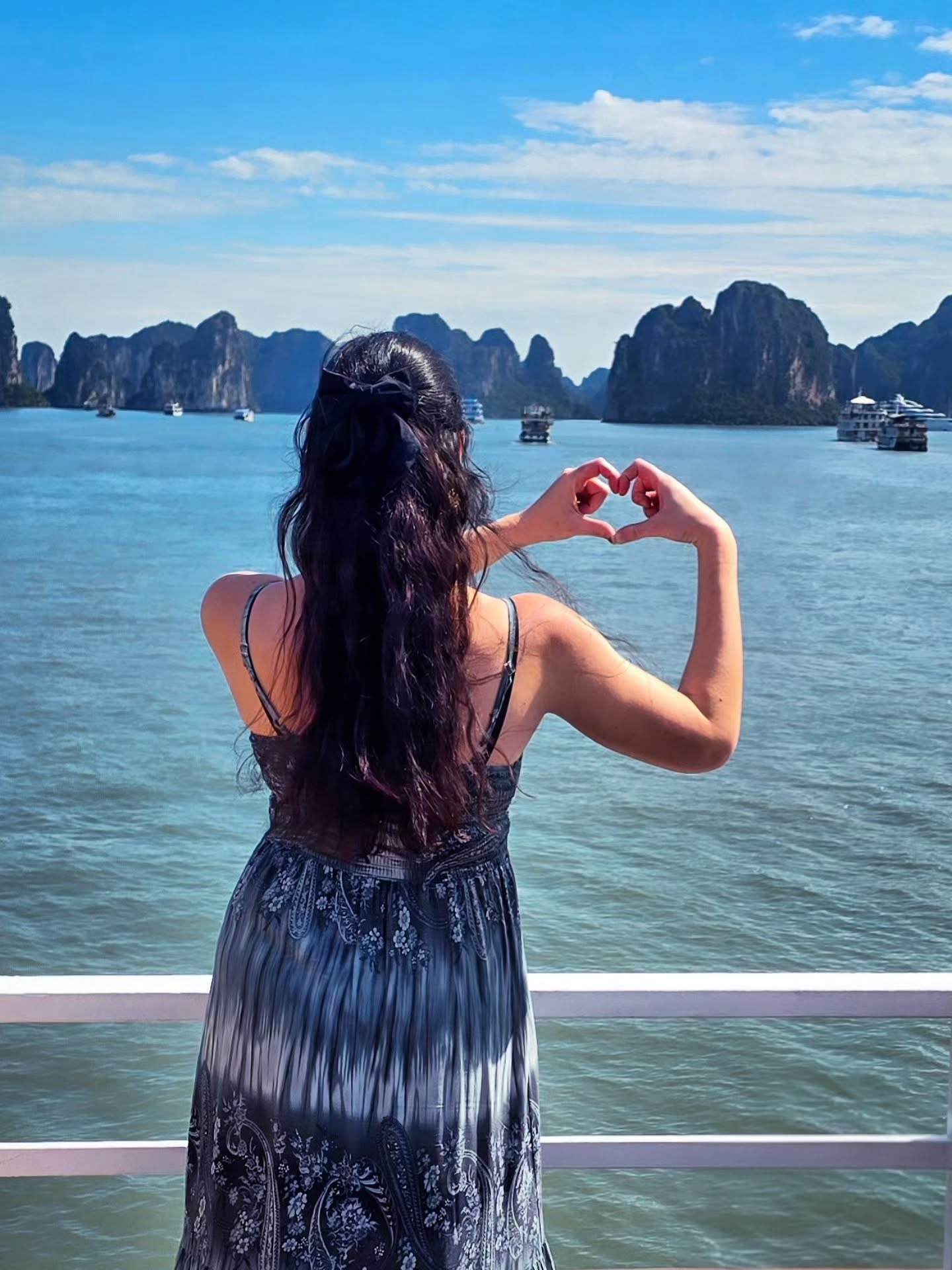 𝑯𝒂𝒍𝒐𝒏𝒈 𝑩𝒂𝒚 𝒎𝒂𝒈𝒊𝒄, 𝒘𝒉𝒆𝒓𝒆 𝒆𝒗𝒆𝒓𝒚 𝒘𝒂𝒗𝒆 𝒇𝒆𝒆𝒍𝒔 𝒍𝒊𝒌𝒆 𝒂 𝒅𝒓𝒆𝒂𝒎. ✨🌊
#halongbayvietnam #vietnam #halongbucht #bucketlist #travellingthroughtheworld
@vietnamtravelers