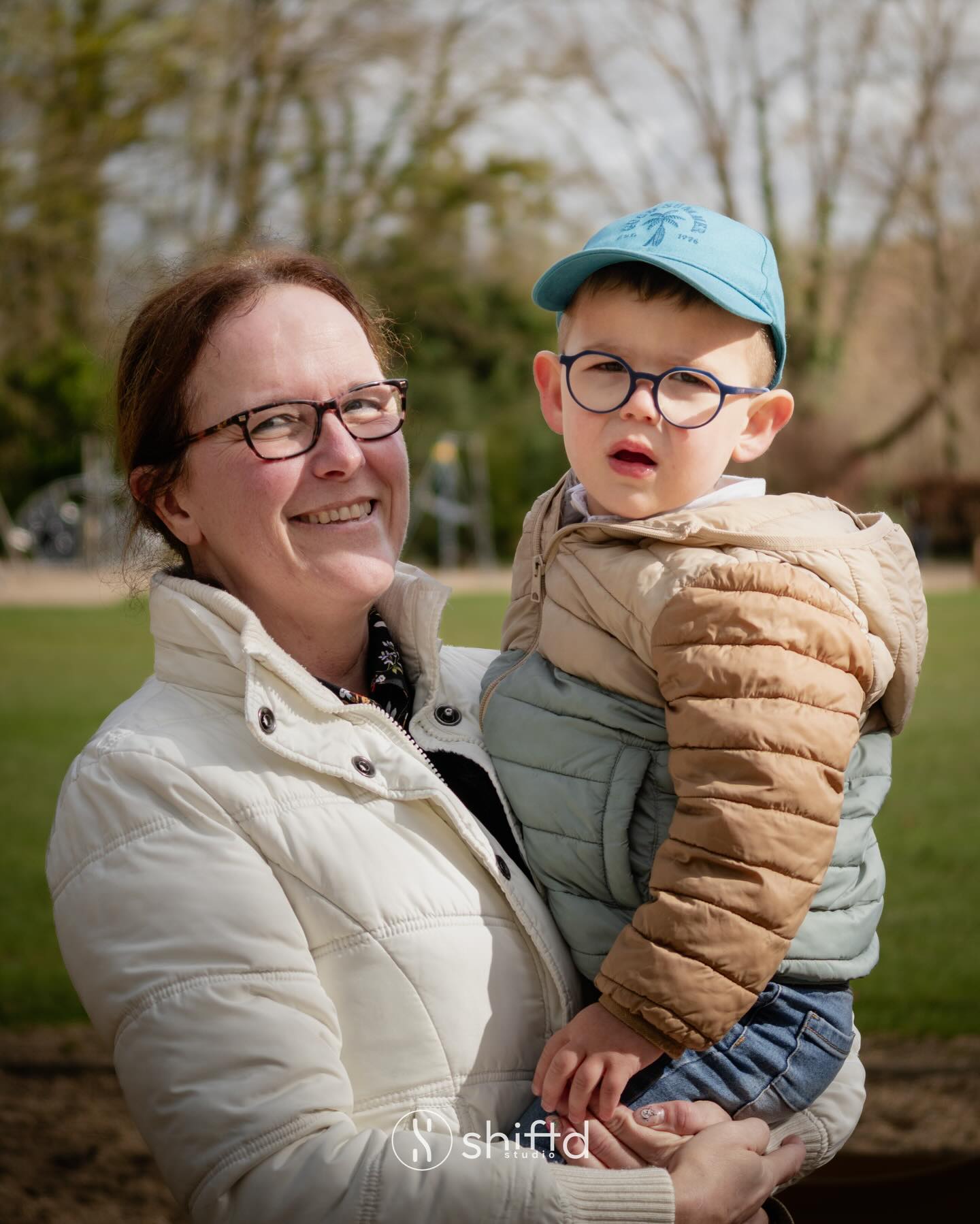 Een klein momentje in het park…
Soms heb je niet meer nodig dan twee mensen en een hoop liefde! Dankjewel om even te poseren 🙌
Wil je ook zo’n portret? Stuur me gerust een berichtje.
⸻
#streetportrait #momenten #portretfotografie #shiftdstudio #fotografie