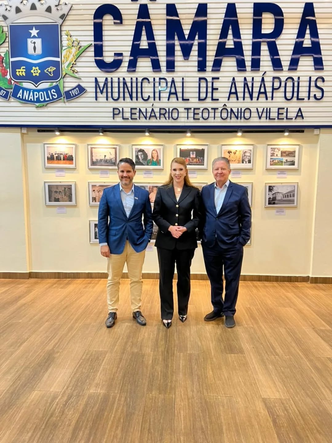 PROSPERA ANÁPOLIS REÚNE SETOR PRODUTIVO E ABRE DEBATE SOBRE DESENVOLVIMENTO ECONÔMICO DO MUNICÍPIO
Encontro na Câmara Municipal contou com a participação do Sinduscon Anápolis, entidades empresariais e lideranças para discutir a modernização da legislação e o fortalecimento da economia local.
O presidente do Sinduscon Anápolis, Luiz Antônio Oliveira Rosa, juntamente com associados e membros da diretoria da entidade, participou do encontro Prospera Anápolis, realizado na noite desta quinta-feira (12), na Câmara Municipal de Anápolis. O evento reuniu representantes do Fórum Empresarial, entidades classistas, empresários e autoridades políticas e civis para discutir o cenário econômico da cidade.
Promovido por iniciativa da presidente da Câmara, vereadora Andreia Rezende, o encontro marca o início de um movimento voltado à análise do cenário econômico local e à união das entidades para fortalecer o posicionamento de Anápolis como polo de desenvolvimento em Goiás.
Durante o evento, Luiz Rosa destacou a necessidade de atualização da legislação urbanística, ressaltando que, embora o Plano Diretor esteja em processo de reformulação, também é importante revisar as leis complementares. “Se o Plano Diretor tem cerca de 10 anos, as leis complementares têm aproximadamente 20 anos. Assim, fica muito difícil que a cidade acompanhe a modernização sem uma base legislativa atualizada”, afirmou.
Ele também destacou a importância da iniciativa do Legislativo em promover o debate e reunir entidades e empresários em torno do desenvolvimento do município.