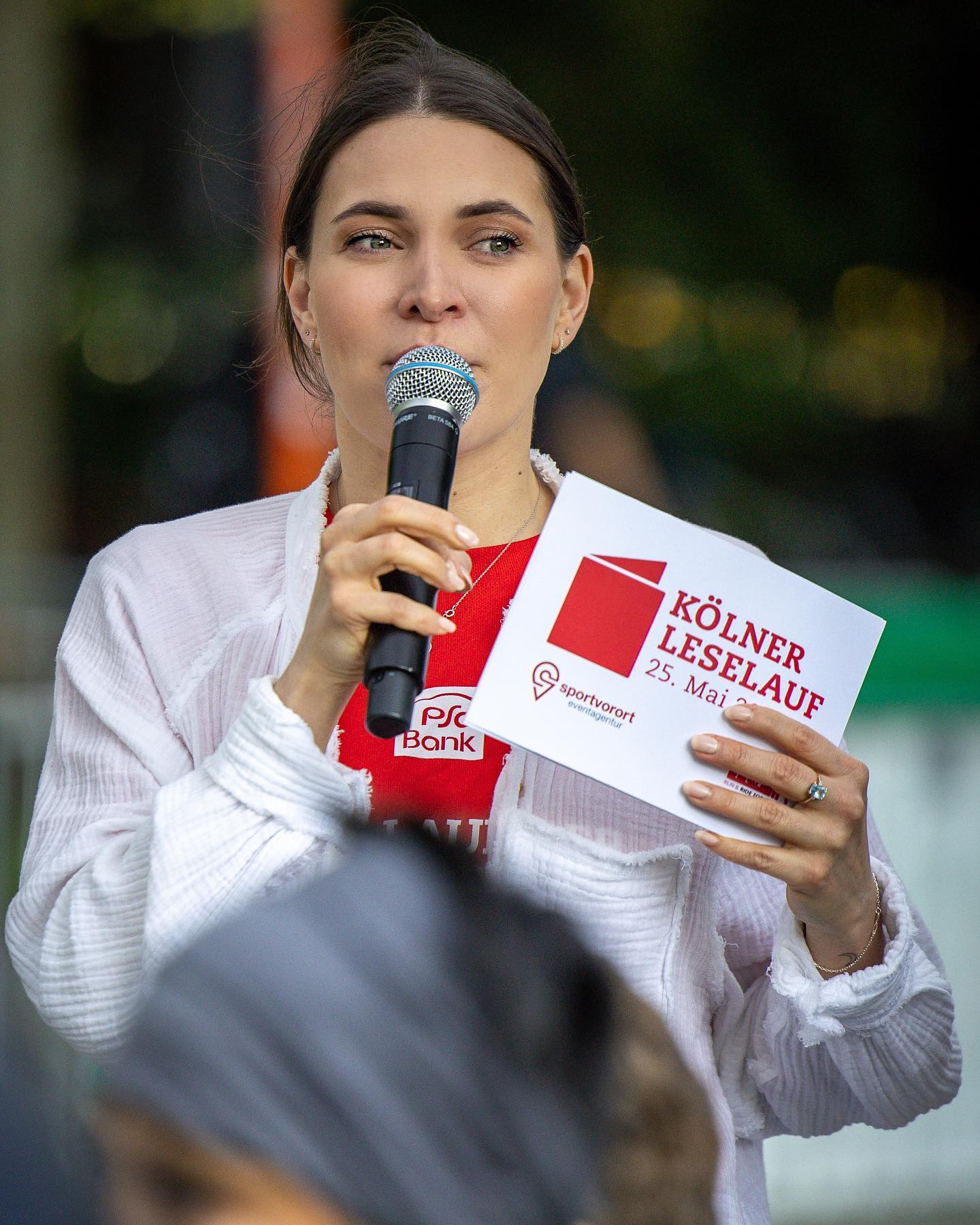 Me at work 🎤 Danke das ich Teil des 13. Kölner Leselauf sein durfte! Es hat wirklich unglaublich viel Spaß gemacht mit Euch 🫶🏻 @leselaufkoeln @runandride4reading @moritz.nolte 📖 🏃🏻 #koelnerleselauf #moderation #work
Ich kann es kaum abwarten das Mikro bald wieder in der Hand zu haben 🤩. #moderatorin #eventmoderatorin