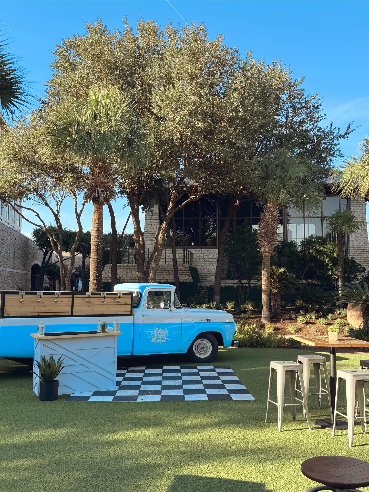 Out of office. On the lawn. Can’t beat a Monday office view like this✨
📍@hsbresort
#atx #atxhillcountry #atxevents #taptruckaustin #mobilebar