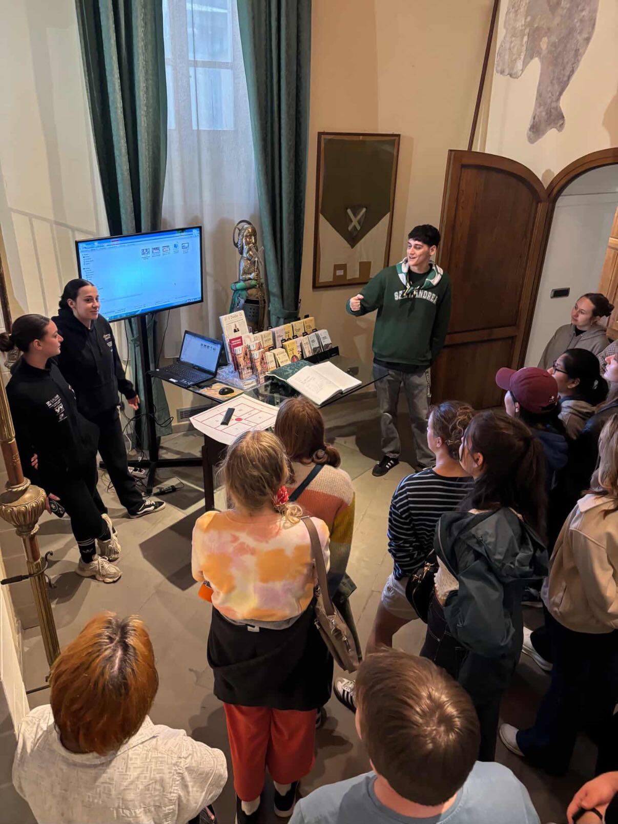 Thank you @portasantandrea for having the ADA students for a wonderful guide tour! 🗡️