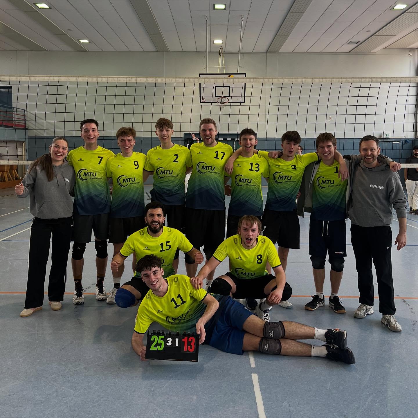 Am 08.03. waren unsere 1. Herren zu Gast beim Westercelle
Das Duell war extrem wichtig, denn beide Teams trennte vor dem Spiel gerade einmal ein Punkt. Während Ilten bereits im ersten Spiel des Tages ihren Sieg und die Meisterschaft feiern konnte, waren nun wir dran, abzuliefern.
Der erste Satz lief noch etwas träge und ging an Westercelle. Doch im zweiten Satz zündeten wir endlich den Turbo und konnten ihn knapp für uns entscheiden. Mit dem neu gewonnenen Ehrgeiz holten wir auch den dritten und vierten Satz und damit drei ganz wichtige Punkte, die mit zurück nach Hause gehen! 💪🔥