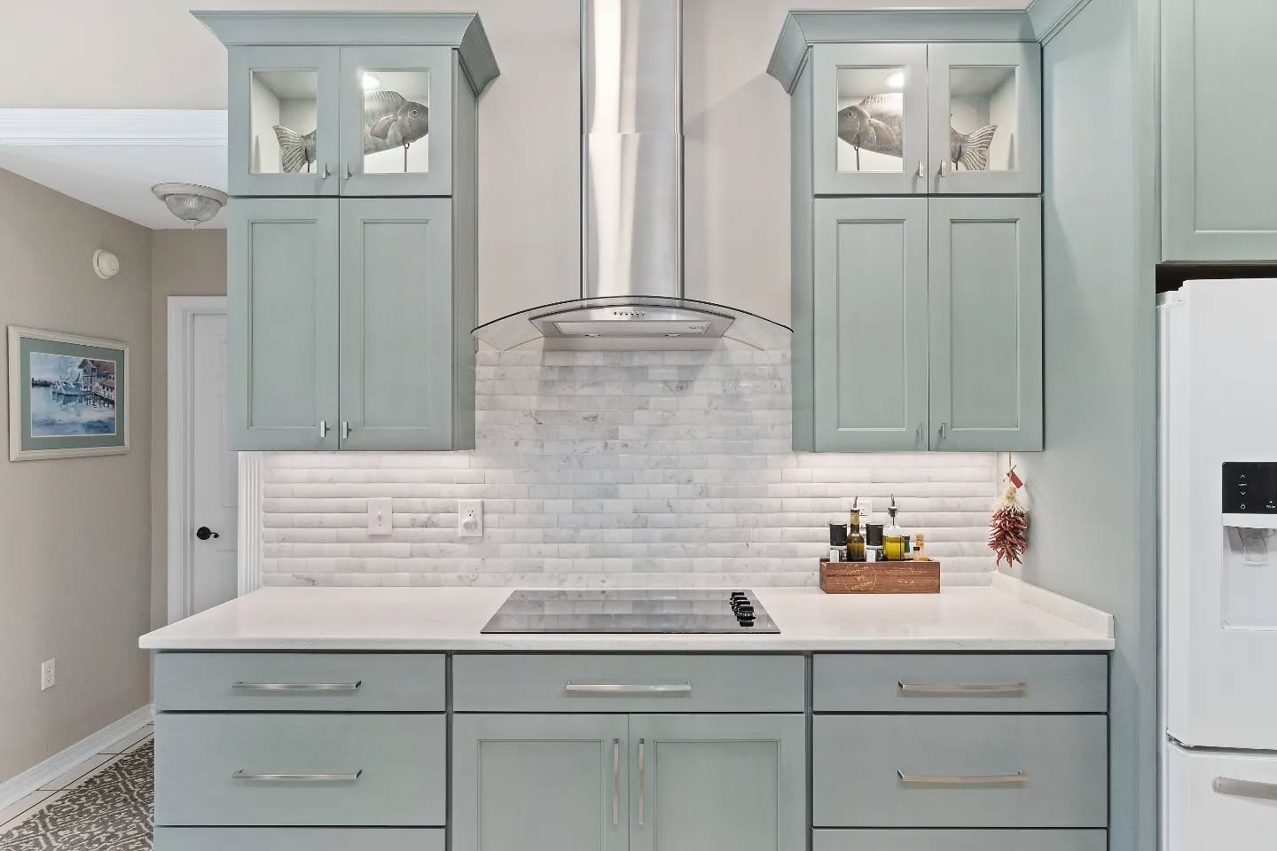 It doesn't have to be a full gut remodel to make a full blown statement.
@starmarkcabinetry
@msistone
@fergusonshowrooms
@topknobs
@anthologytile