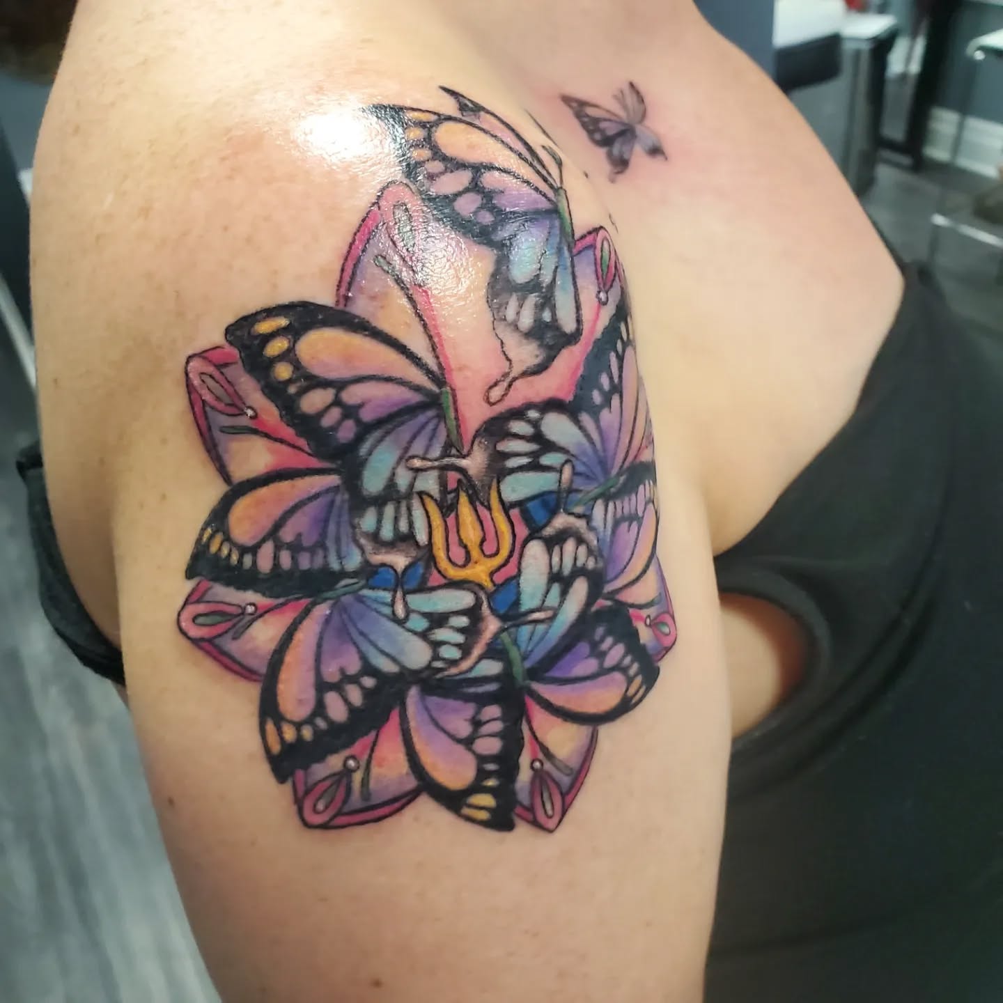 Butterfly mandala made by @jeffcooktattoos . Cathy came in with a "tattoo vision board" of various imagery and we combined a couple of things for something original.
Even if you only have sone vague ideas our artists can use their vision to bring yours to fruition, so reach out for a free consultation today!
#tattoos #mandala #butterflytattoo #colourtattoos #originaltattoos #customart #arteryoriginals #courticetattoos #claringtontattoos