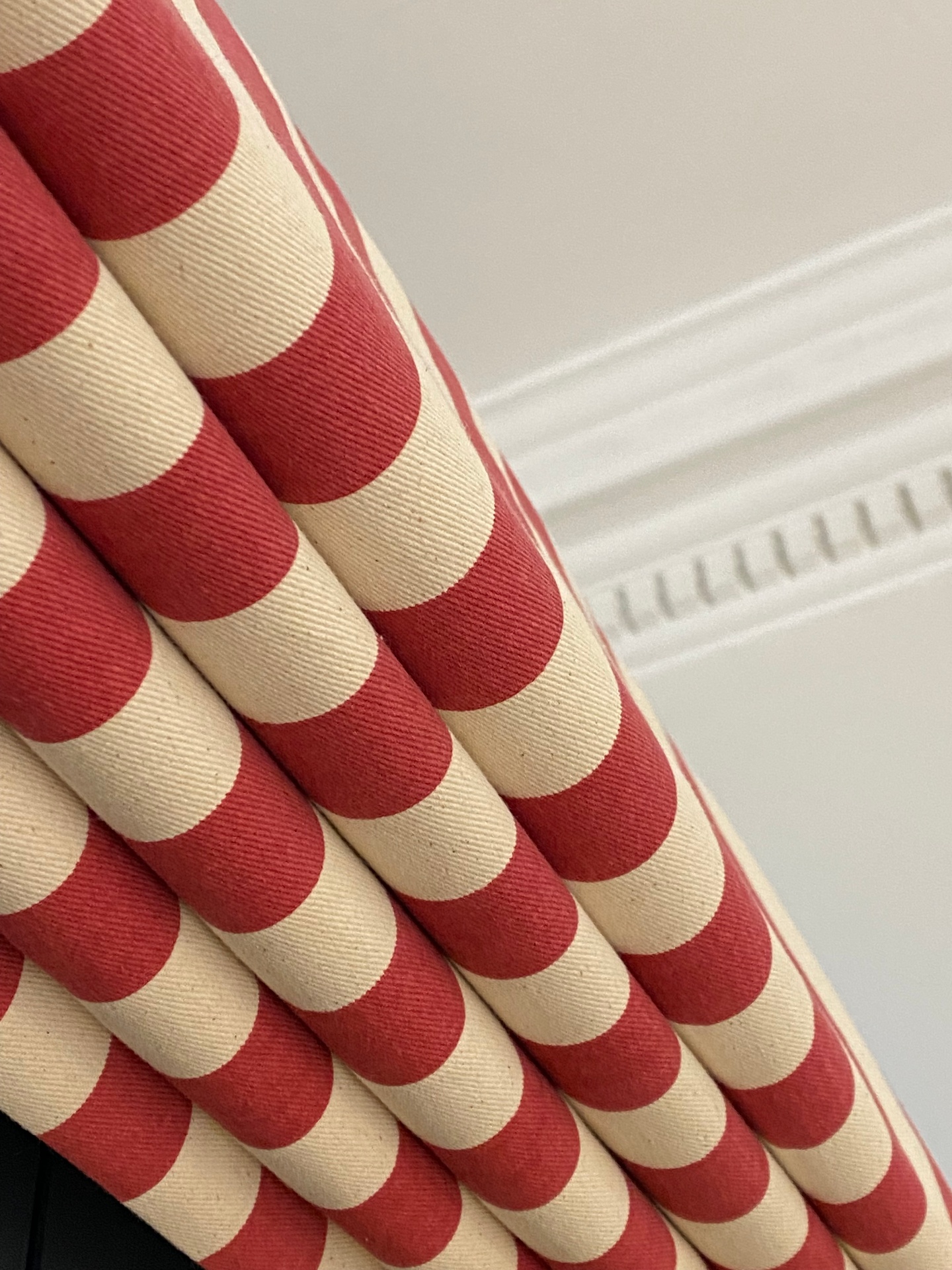 • Plump •
We can seriously plump up your Romans by adding a thermal mid-layer of interlining. There's a massive range of interlining densities available, so we can help you match exactly the right thickness to suit your 'face' side fabric 🙌
#romanblinds #thermalblinds #stripes #romanblindmakerbristol #bristolinteriors