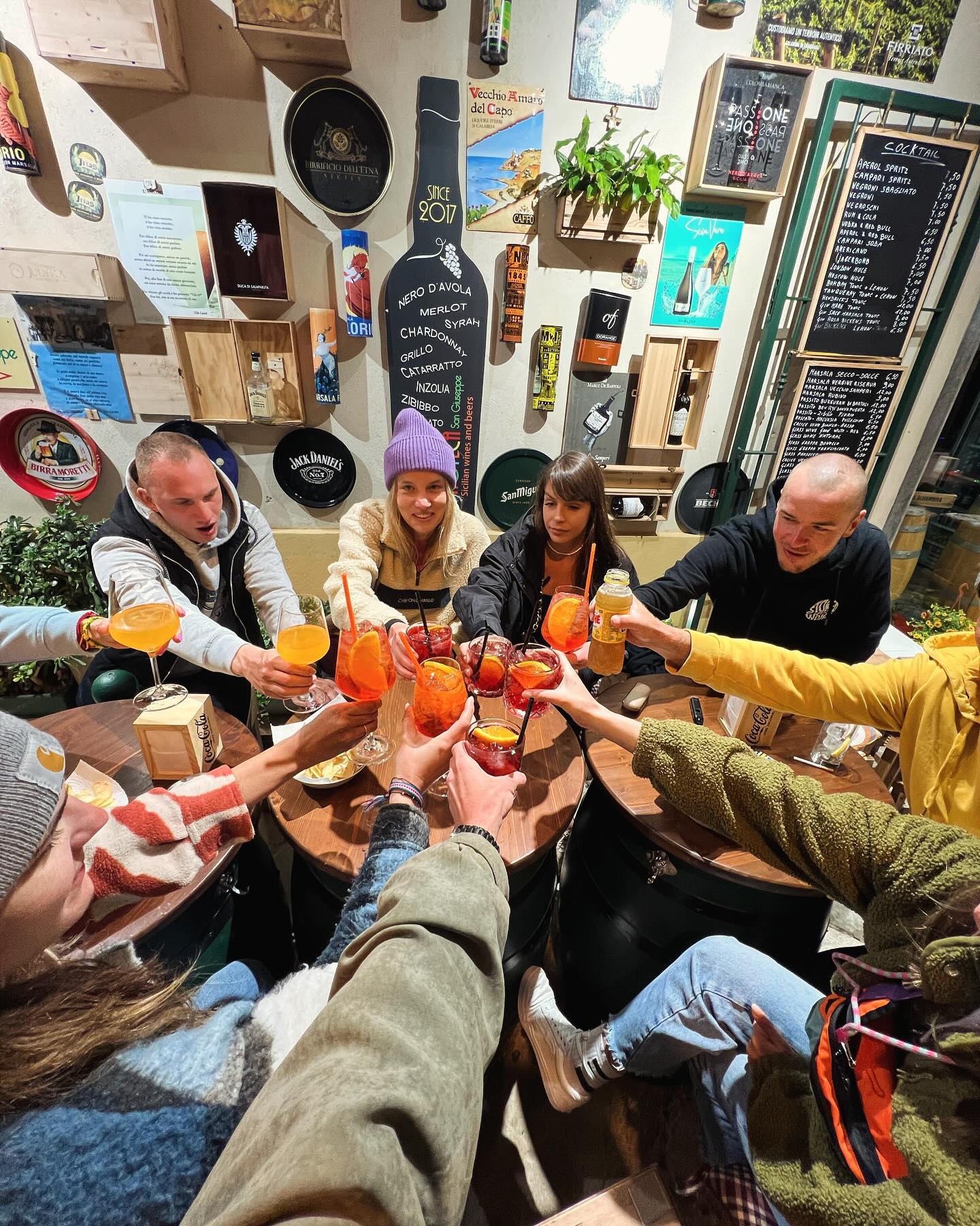 Some shots from Sicily…
Przedłużony weekend majowy przeciągnął się o 2 turnusy 👀 Pogoda jak zwykle nam sprzyjała, a co najważniejsze było 🌪️😁 W tym roku gościliśmy w
@castellodimarsala gdzie przyjął nas Don Pedro junior @peter_lukowicz wraz z Don Don Pedronem seniorem @jaceklukowicz 😁. Popływaliśmy na kite’cie, zajadaliśmy się sycylijskimi specjałami, machnęliśmy parę drinków na mieście, rozegraliśmy turniej tenisa o puchar burmistrza Marsali, skorzystaliśmy z ciepłych term… krótko mówiąc - same nudy🥱 - la dolce Vita😉. Nasze kurosanty 🥐🏄🏼♂️ wykonały super pracę na wodzie czyniąc duży progres na tym wyjeździe - brawa dla Was! 👏.
Podziękowania dla ekipy @chilikite, która ugościła nas na spocie - zdecydowanie polecamy to miejsce i tych ludzi 🤘🏻
Dziękujemy i do zobaczenia w sezonie wakacyjnym stay salty 🖖
#moonshinekiteschool
#staysalty