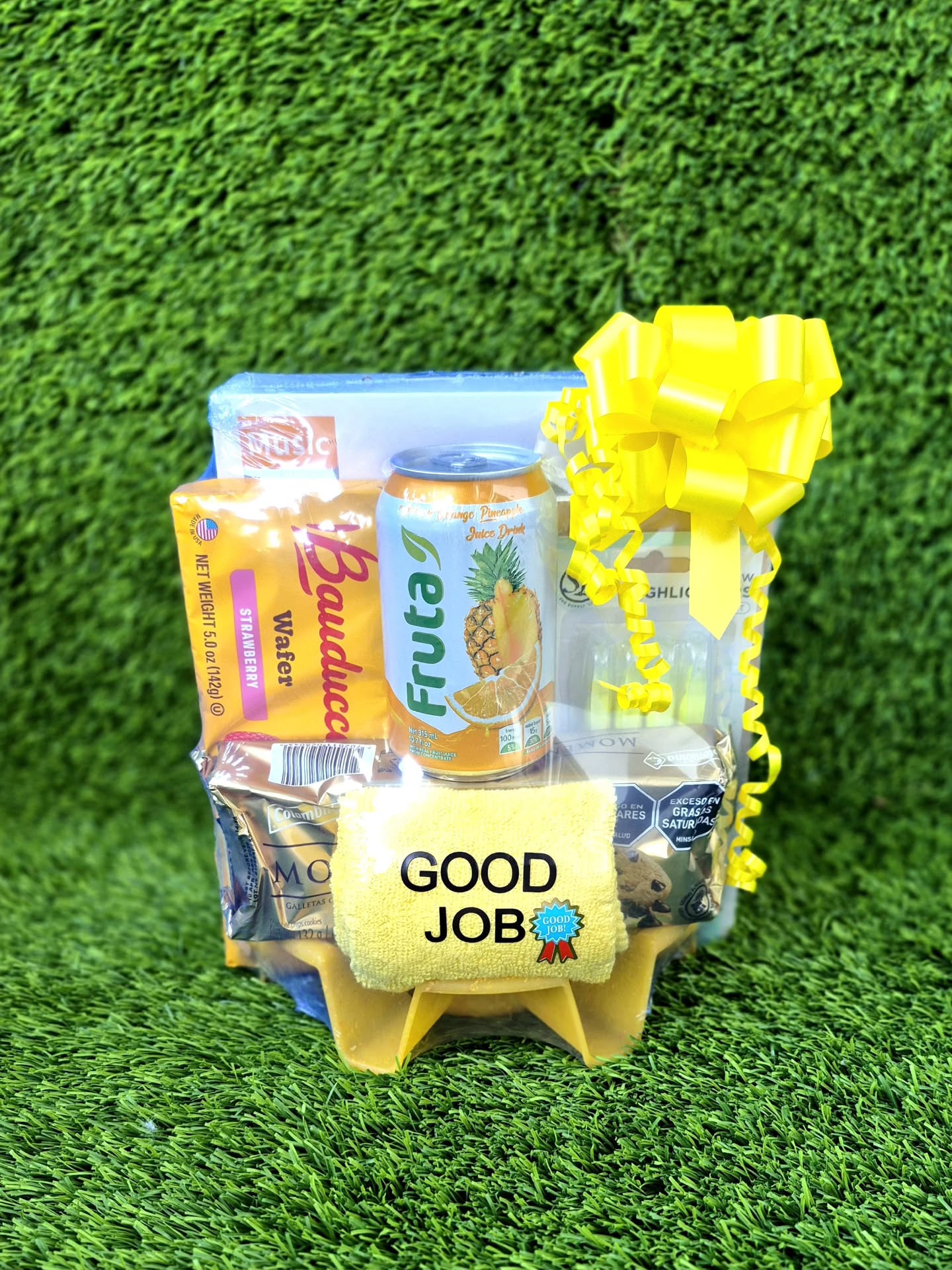 Don't be afraid to show your kids you're proud of them. As a teacher, parent or guardian.
#giftsjamaica #giftbasketsjamaica #giftbasketsja