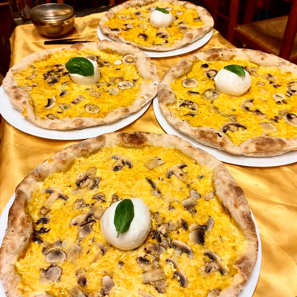 ✨ La magia dello zafferano incontra la pizza gourmet
Questa è una delle creazioni più sorprendenti del maestro pizzaiolo Evandro Taddei:
pizza con zafferano e funghi freschi, impreziosita da una mozzarella di bufala intera che si scioglie lentamente sul calore dell’impasto.
Ma il vero spettacolo arriva direttamente al tavolo.
È proprio lì che arriva Evandro con il suo tocco finale:
una pioggia di pistilli di zafferano rigorosamente di Navelli, sparsi davanti agli occhi dei clienti. 😃
Un gesto semplice, ma ricco di profumo, tradizione e passione.
Perché alla Pizzeria La Ruota di Evandro la pizza non è solo da mangiare…
è un’esperienza da vivere.
#PizzeriaMartinsicuro
#LaRuotaDiEvandro
#EvandroTaddei
#PizzaGourmet
#ZafferanoDiNavelli
