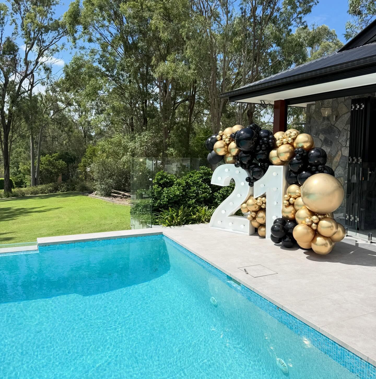 Set up from this weekend 21 light up numbers & balloons, a classic for at-home events. Book online 🔗 in bio