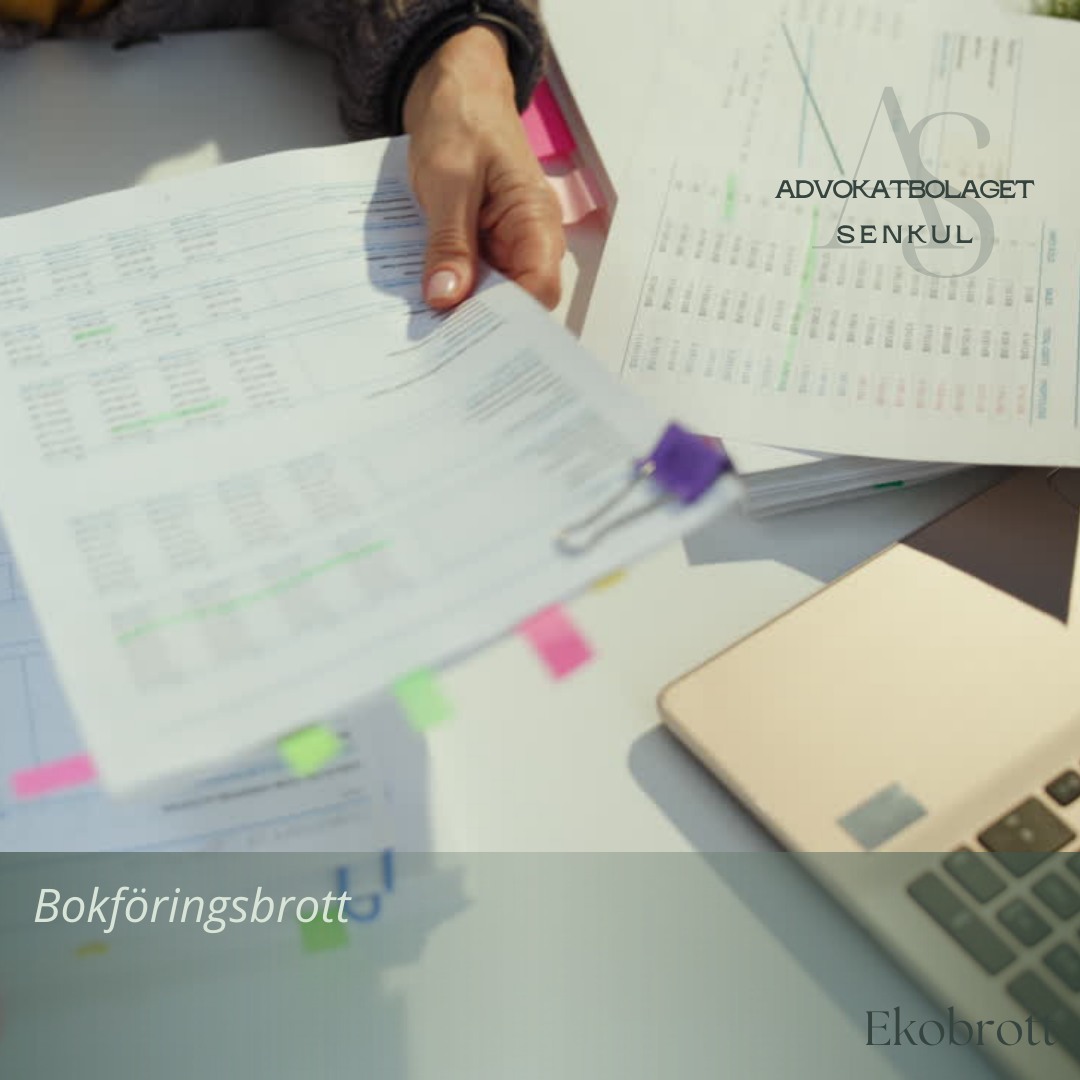 Som egenföretagare är det inte alltid enkelt att hålla reda på alla måsten för en företagsverksamhet. Bokföringsbrott är ett typiskt brott som kan begås oavsiktligt (av oaktsamhet) genom okunskap eller genom rena misstag under bokföringsprocessen.
Bokföringsbrott uppstår när någon inte sköter sin bokföring korrekt. Exempel på vad som kan utgöra brott är att affärshändelser inte bokförs, att de bokförs för sent, att hela årets affärshändelser bokförs vid ett enda tillfälle eller att årsredovisningen upprättas för sent. Andra exempel är att kvitton och andra verifikationer slängs och därför inte kan visas, eller att oriktiga uppgifter lämnas i bokföringen.
Du som är registrerad företrädare för en verksamhet är också skyldig att se till att bokföring upprättas och sköts korrekt. En registrerad företrädare för en verksamhet är till exempel ett aktiebolags styrelseledamot eller ett handelsbolags bolagsman. Bokföringsskyldigheten kan också gälla dig som inte är registrerad företrädare men som ändå i praktiken bestämmer över och driver en verksamhet.
Även om bokföringsuppdraget överlämnas till någon annan, till exempel en redovisningsbyrå, så är det du som registrerad företrädare för bolaget som är ytters ansvarig för att kontrollera att bokföringen upprättas och att det inte är några brister eller felaktigheter i den.
Bokföringsbrott kan ge fängelse i högst två år, medan grovt bokföringsbrott kan ge fängelse i upp till sex år.