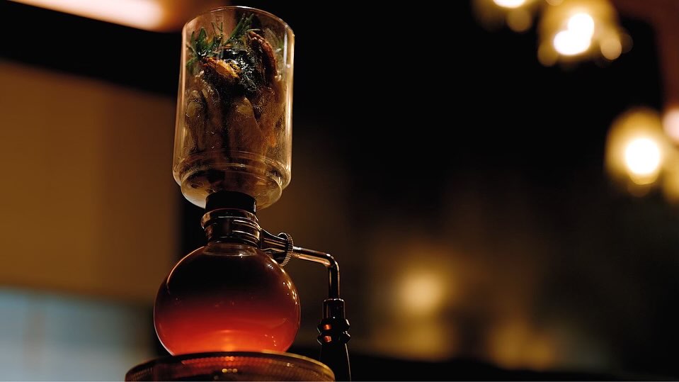 .
お食事の始まりにお召し上がりいただく
“薬膳ブイヨンスープ”。
MOSSの世界をお楽しみいただく前に、
身体を温め、整える一杯です。
野菜や久米島産赤鶏から丁寧に引いた出汁に、
和漢薬膳師の資格を持つシェフが
独自にブレンドしたスパイスとハーブを加え、
食材の旨味を最大限に引き出しました。
身体の奥までやさしく染み渡る、
MOSSの始まりの一皿。
The first dish to begin your meal —
our “Yakuzen Bouillon Soup.”
Before immersing yourself in the world of MOSS,
this soup gently warms the body
and prepares it for the experience ahead.
Made from a rich broth of vegetables and chicken,
and infused with a unique blend of spices and herbs
created by our chef,
a certified Japanese herbal cuisine specialist.
A comforting soup that draws out the natural umami
of the ingredients and nourishes you from within.
#mossokinawa #モスオキナワ
#沖縄ガストロノミー #那覇グルメ
#那覇ディナー #那覇レストラン #那覇貸切
#沖縄グルメ #沖縄ディナー #沖縄レストラン
#沖縄フレンチ #沖縄イノベーティブ
#沖縄ワイン #沖縄接待 #沖縄記念日
#沖縄デート #沖縄貸切 #沖縄美食旅
#ワインペアリング #ペアリングコース #シェフズテーブル
#okinawafood #okinawarestaurant #nahafood
#okinawafinedining #finediningjapan
#chefscounter #traveltoeat #japangourmet