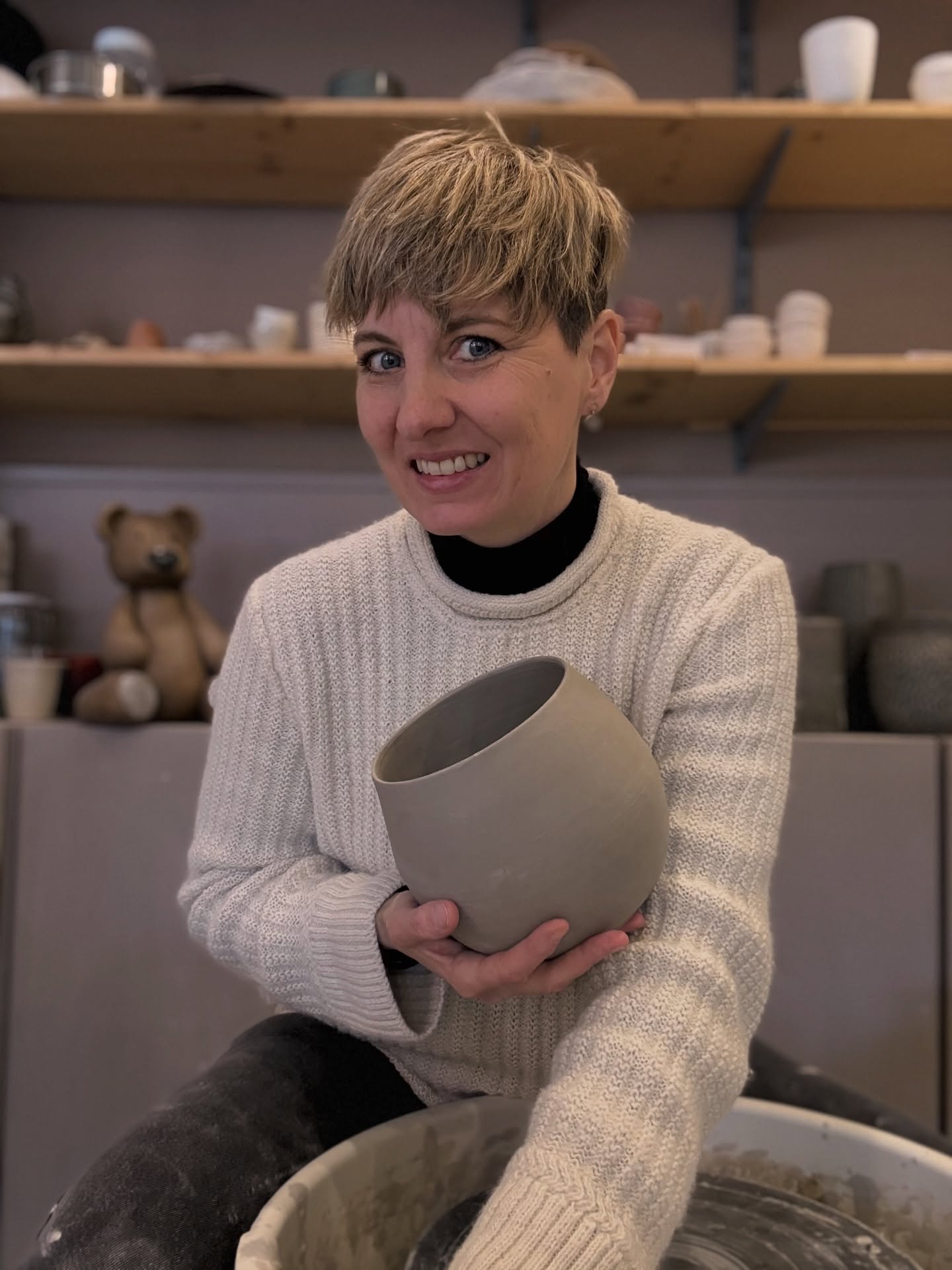 Au studio cette semaine:
- après un long moment sans pouvoir travailler à une production je suis très heureuse d’arriver à dégager un peu de temps pour tourner 🤍
- de belles créations printanières attendent d’être mises en cuisson
- merci pour les fleurs @cabousche , dans mes vases favoris fait maison l’un au tour l’autre au colombin
- préparation de nouvelles propositions d’ateliers
- les clases de tour s’installent ⭐️
- la satisfaction de plaques de four nouvellement enduites
- la file d’attente pour le four de deuxième cuissons avec les pièces créés lors d’un anniversaire!
———————————————————————————————————
En el taller esta semana:
- Después de mucho tiempo sin poder trabajar en una producción, estoy muy contenta de haber podido sacar un poco de tiempo para tornear 🤍
- Unas bonitas creaciones primaverales esperan a ser cocidas
- Gracias por las flores, @cabousche; las he puesto en mis jarrones favoritos, hechos a mano, uno en el torno y otro con churros
- Preparación de nuevas propuestas de talleres
- Las clases de torno se ponen en marcha ⭐️
- La satisfacción de las placas del horno recién renovadas
- La cola para el horno de segunda cocción con las piezas creadas durante un cumpleaños!
———————————————————————————————————
In the studio this week:
- After a long time without being able to work on a project, I’m really happy to have managed to find a bit of time to get back to the wheel 🤍
- Some lovely spring creations are waiting to go into the kiln
- thank you for the flowers @cabousche, in my favourite homemade vases – one wheel-thrown, the other coil-built
- preparing new workshop ideas
- the pottery classes are getting settled in ⭐️
- the satisfaction of freshly coated kiln shelves
- the queue for the second-firing kiln with pieces created for a birthday!