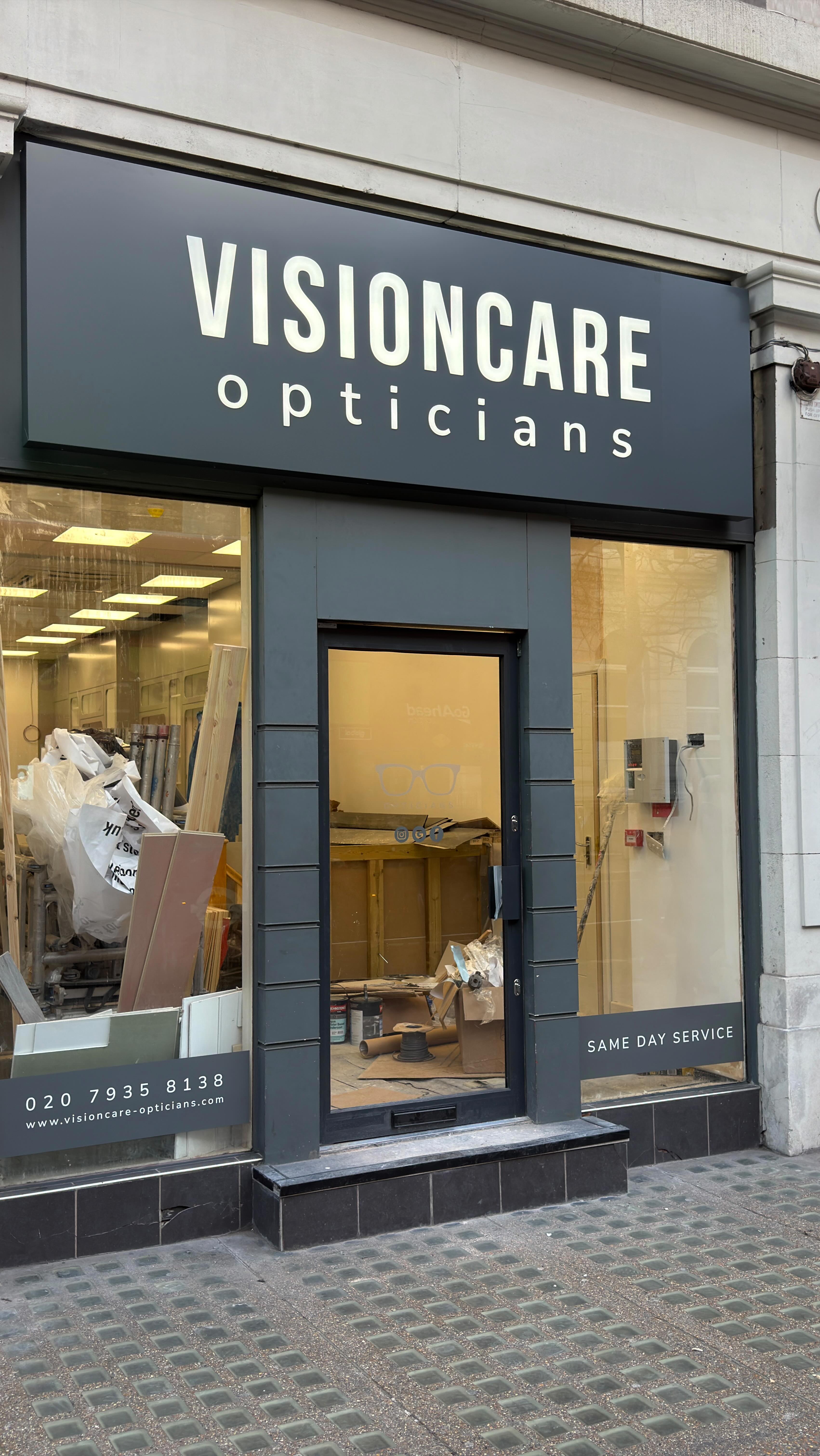 @3sg_uk new sign day, moving shop so called us to transform there new business with a fresh #newlook #signage #signwriting #graphics #signsandsymbols
80a Baker Street, London